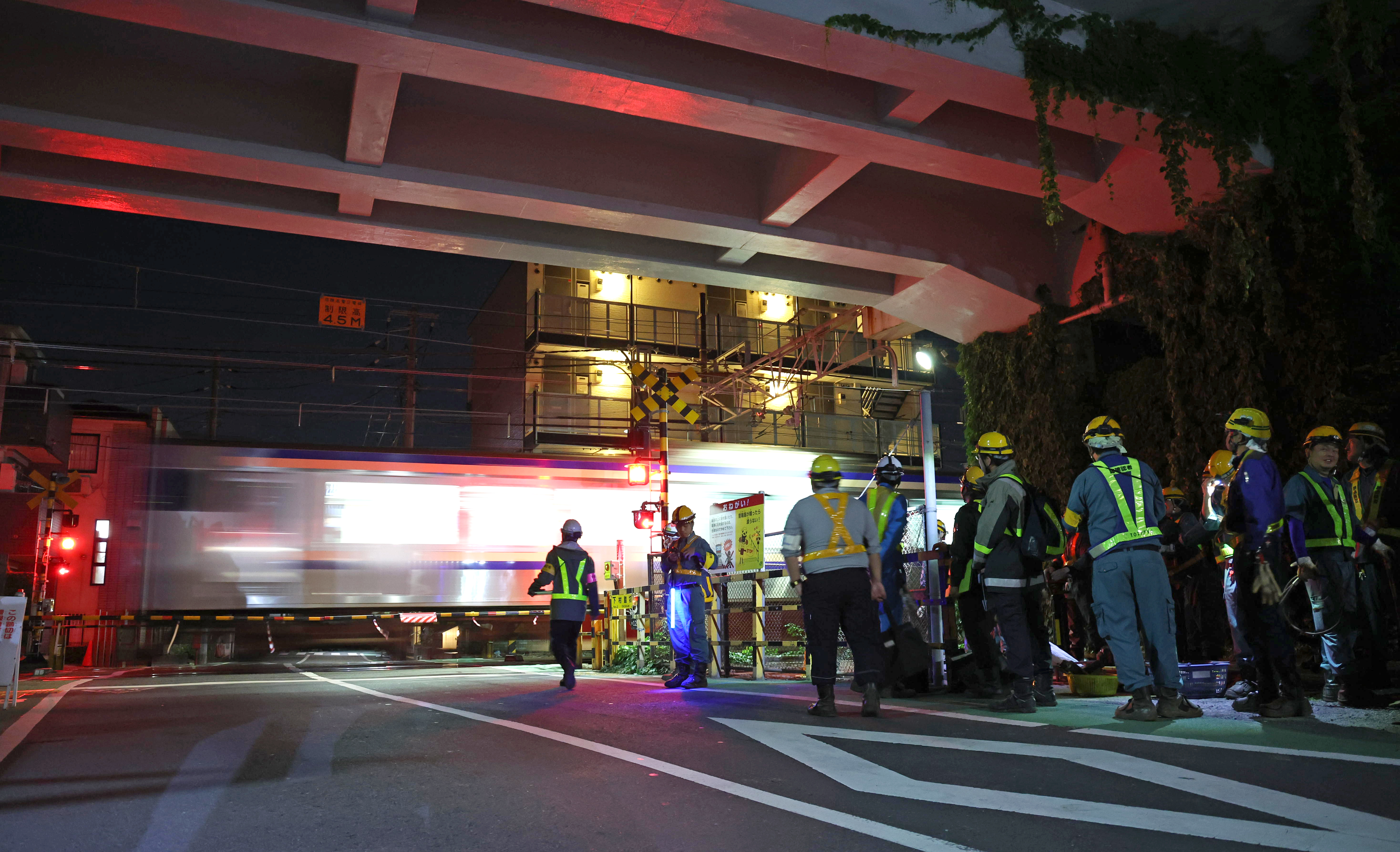 飛び散る火花、時間との戦い…横須賀線で深夜のレール交換作業 JR東日本
