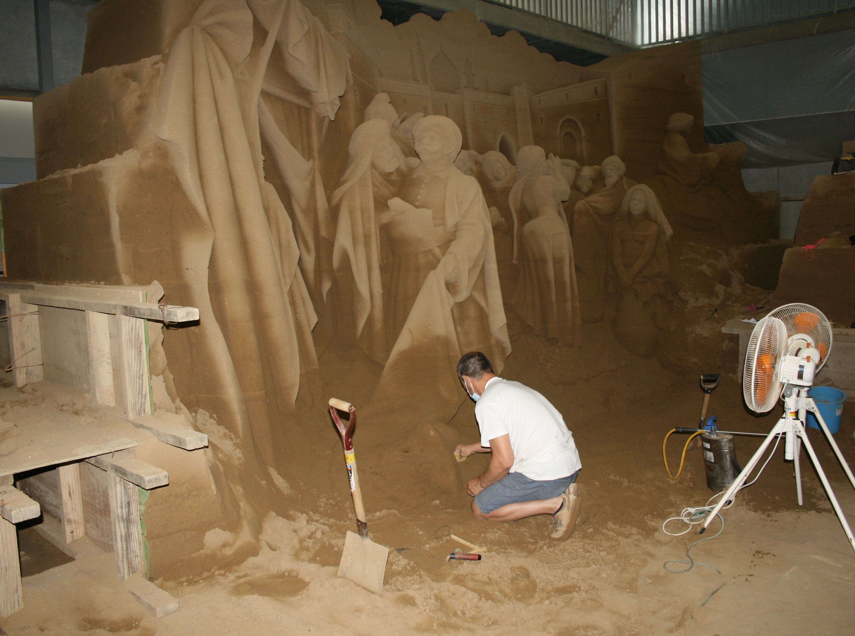 ピラミッドやスフィンクス 砂3千トンで描く古代エジプトの迫力度