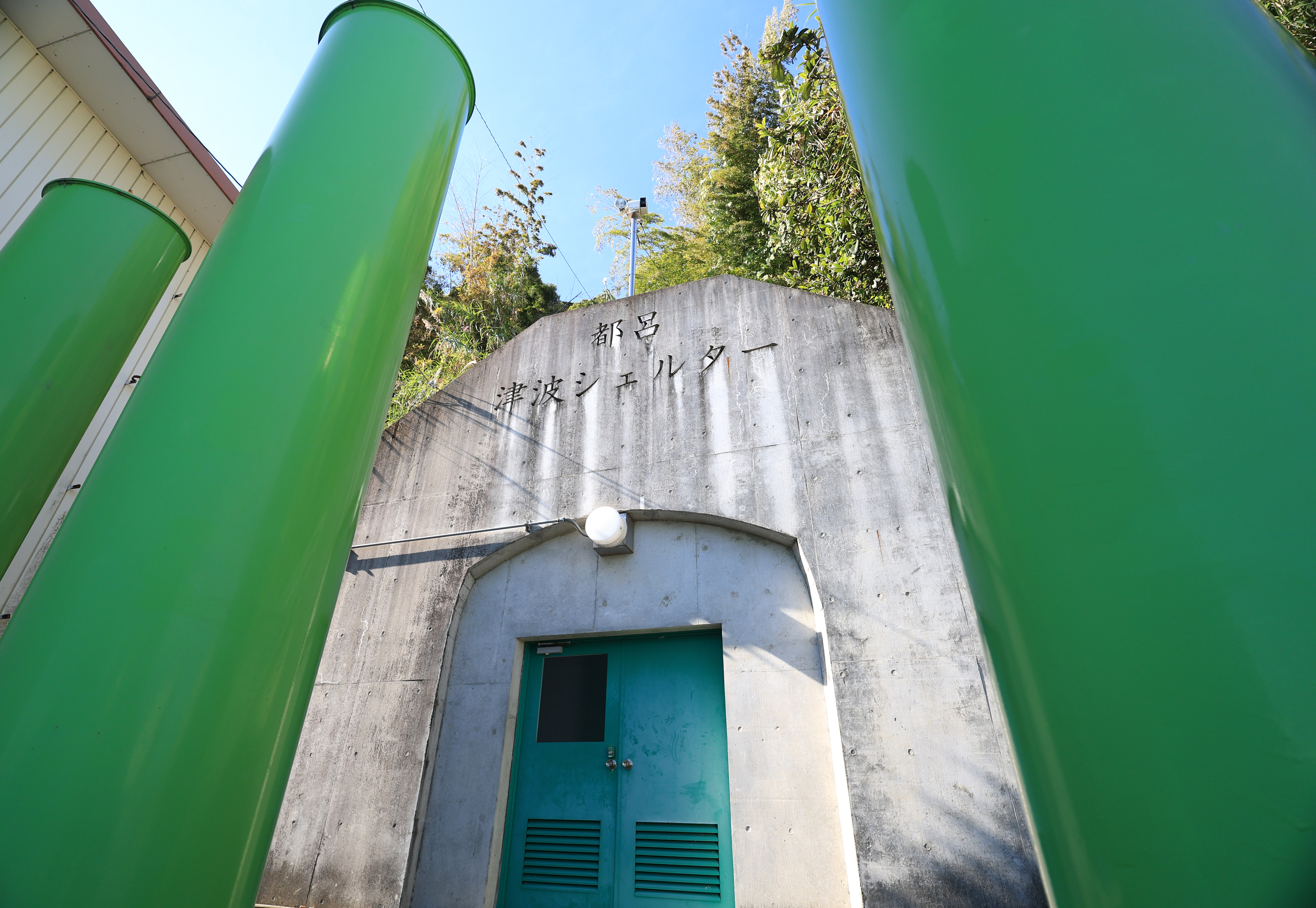 大津波から住民を守る高知・室戸「都呂津波避難シェルター」 山の斜面