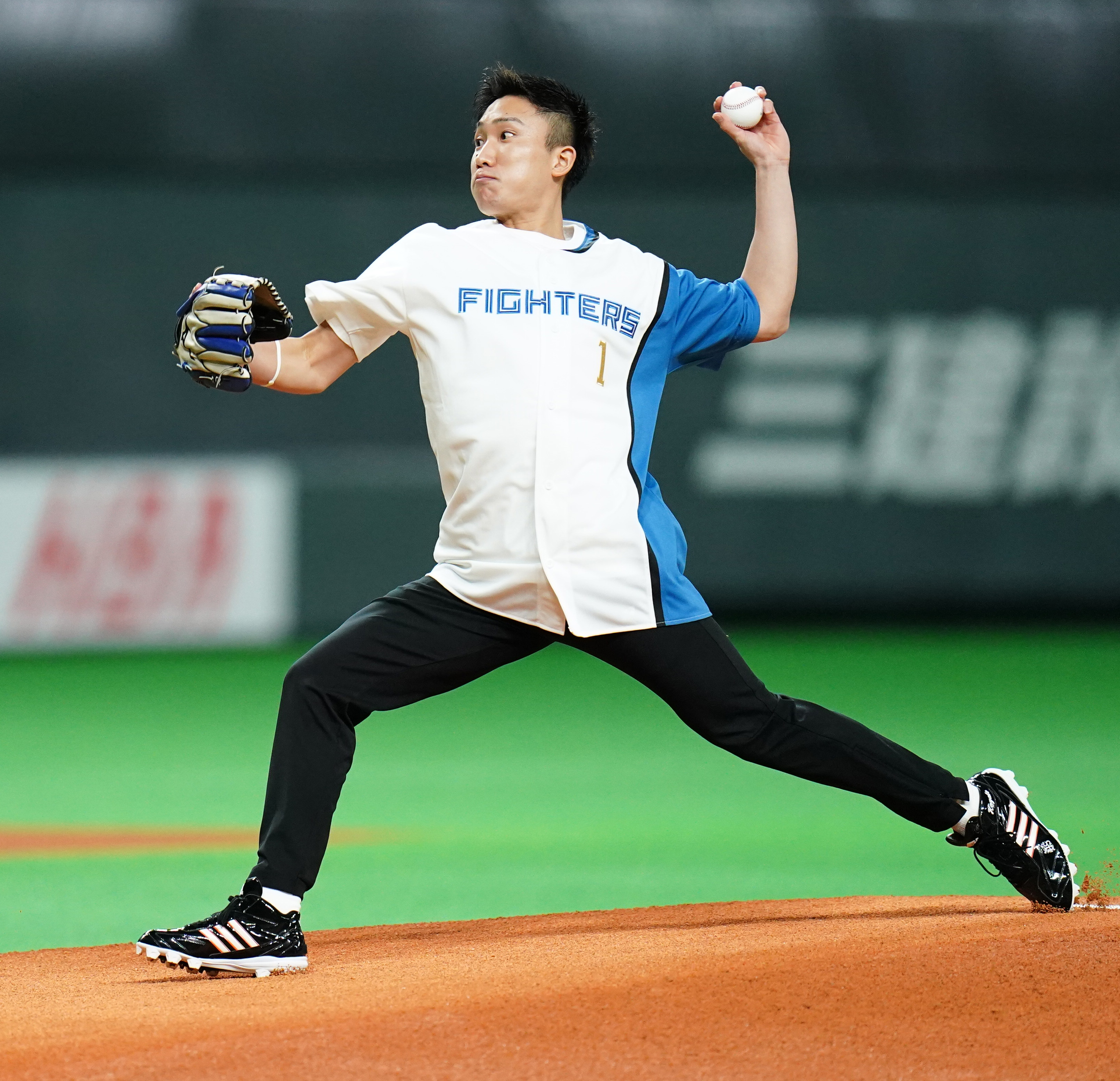 バドミントン日本代表の桃田賢斗がファーストピッチに登場 104キロ