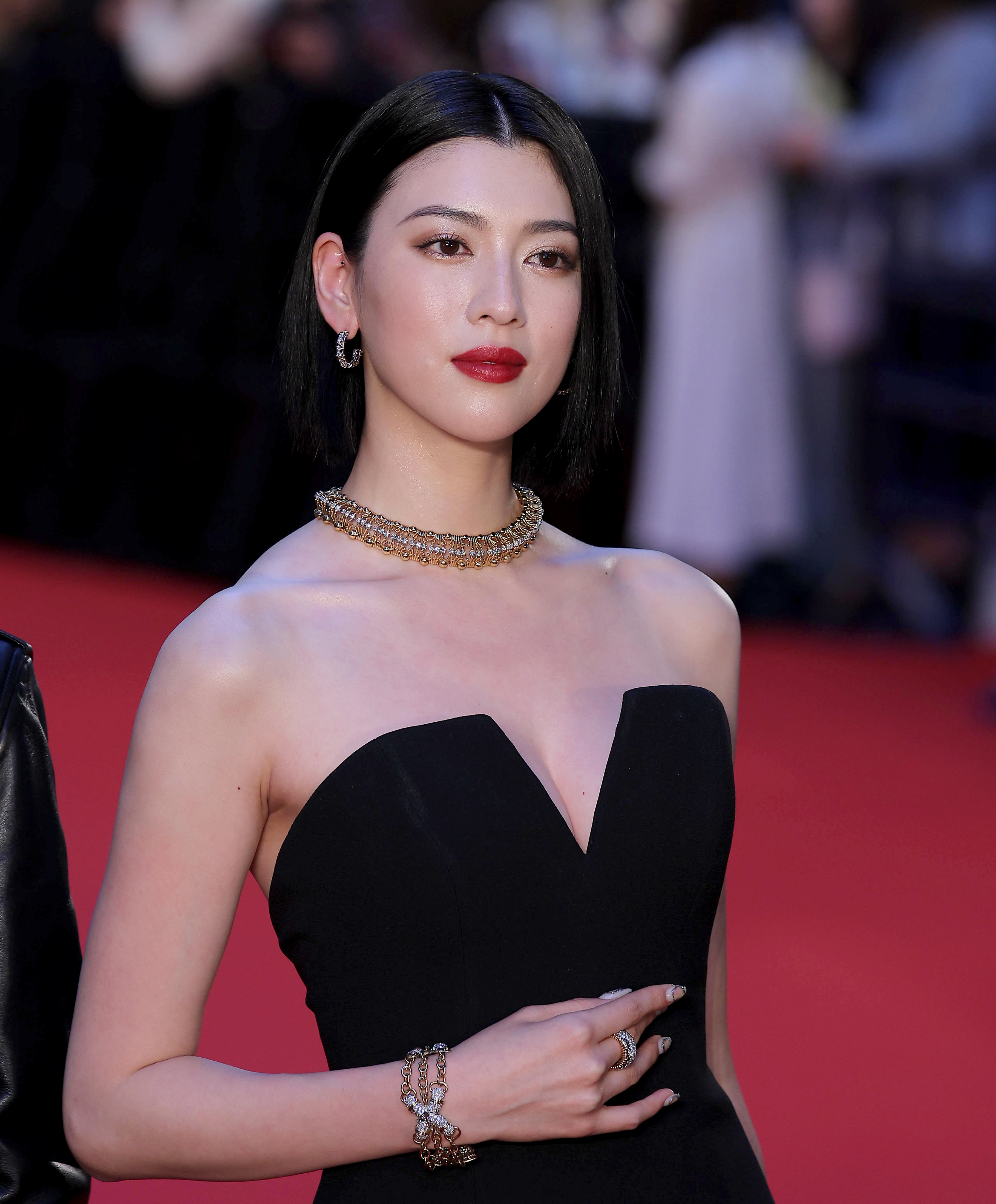 三吉彩花、東京国際映画祭のオープニングイベント登場 胸元露わな