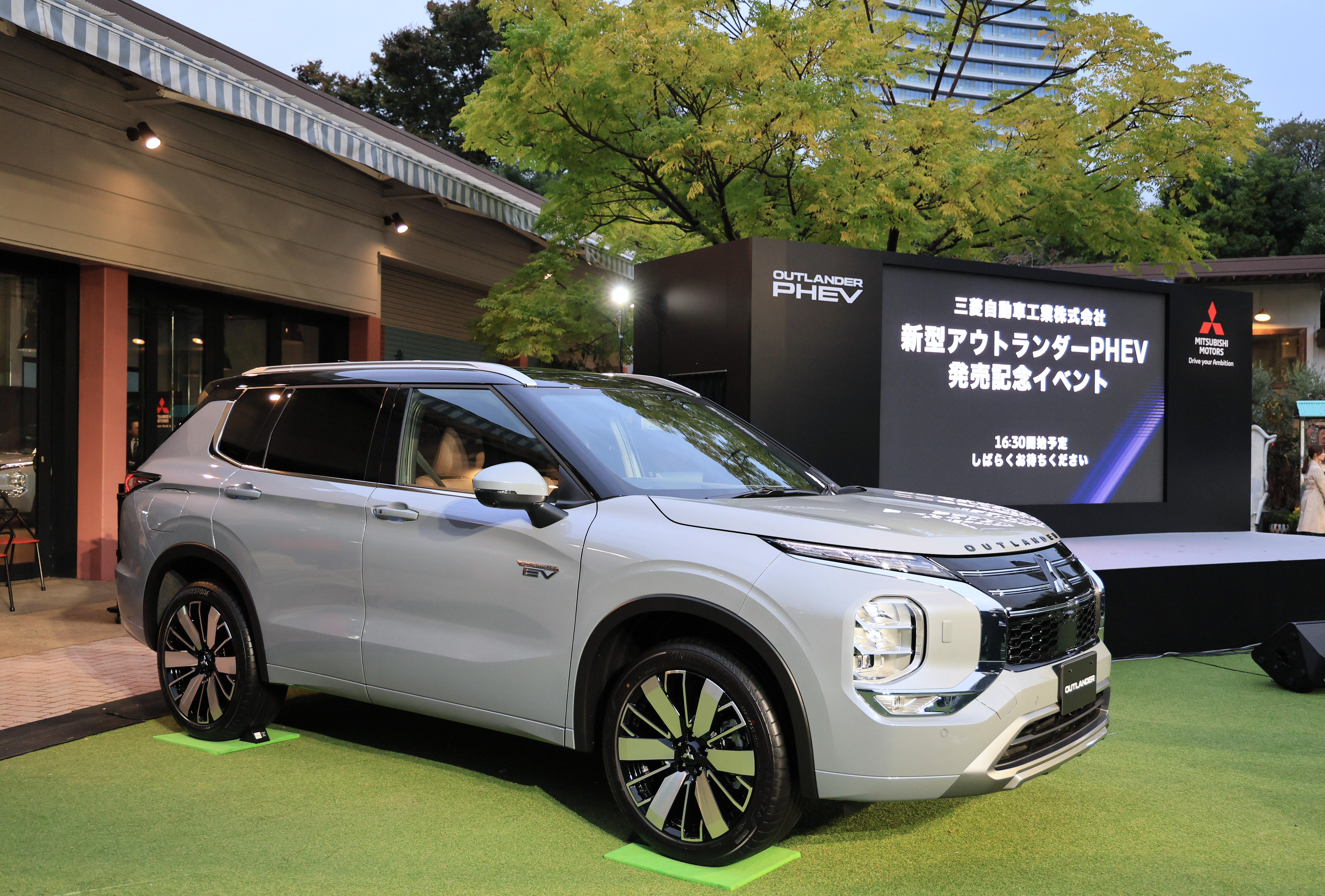 三菱自が新型「アウトランダーPHEV」発売 加藤隆雄社長、電動車需要