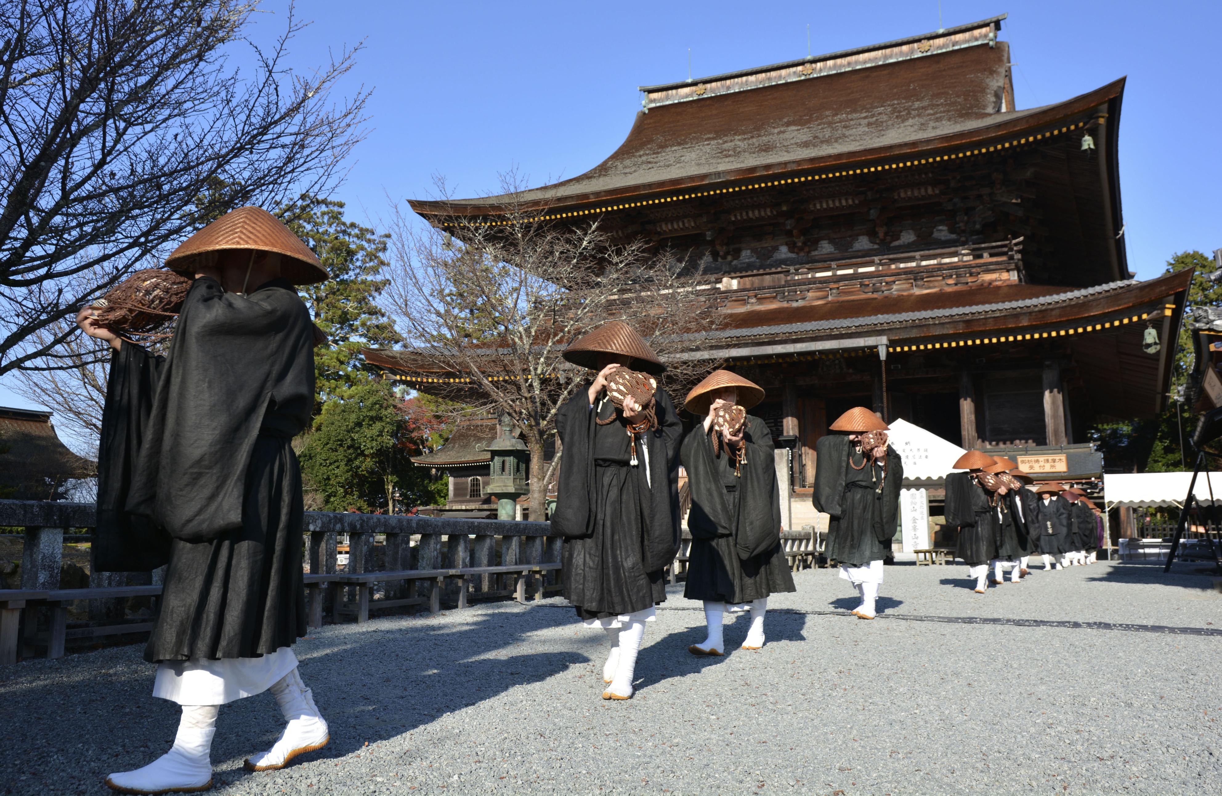 世界遺産・金峯山寺の門前町で僧侶が托鉢 師走の風物詩に地元店主らが