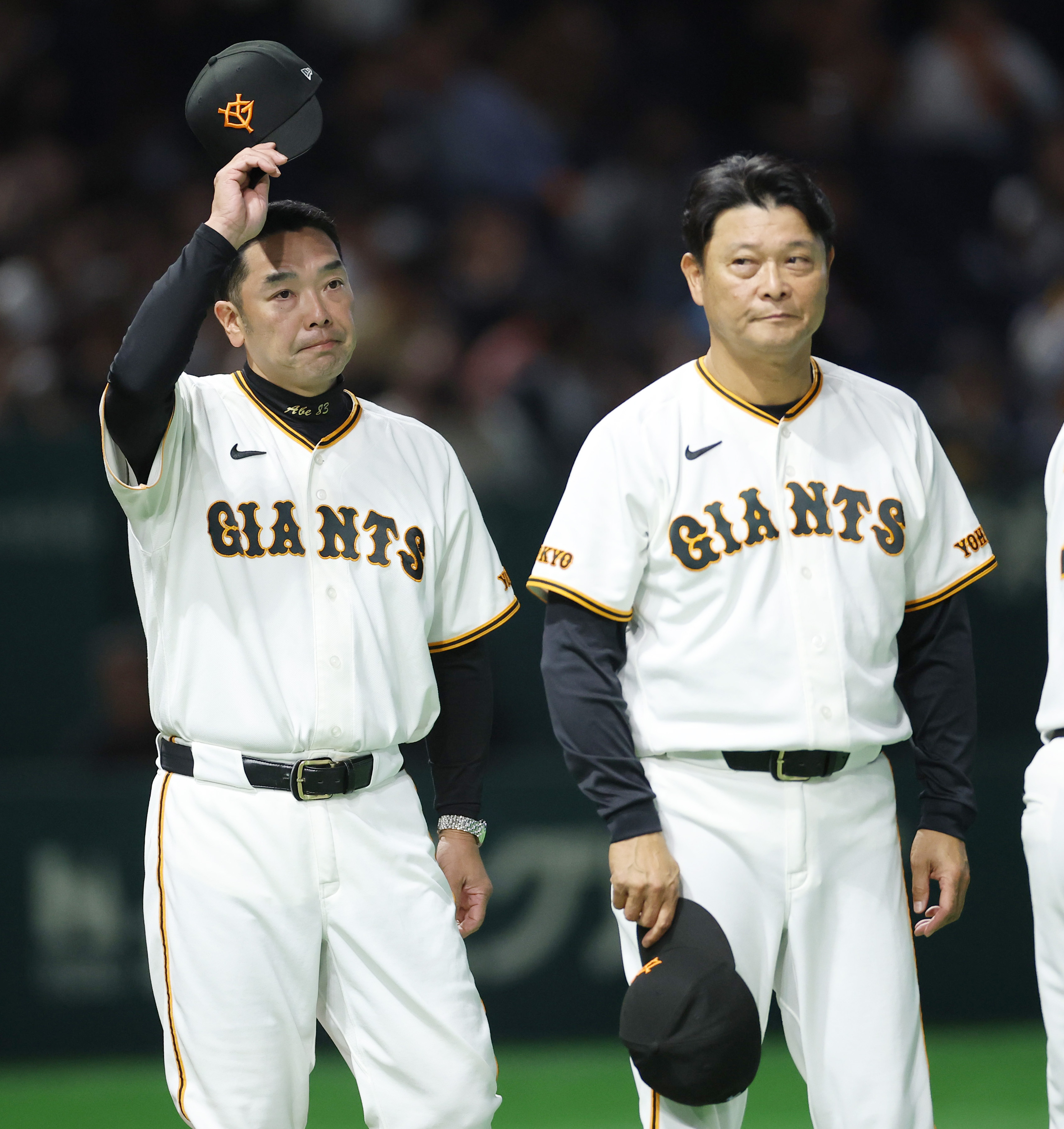 【監督復帰希望】読売巨人軍 阿部慎之助 オフィシャルユニフォーム  強者・弱者問わず生きるのがしんどい時代」巨人・阿部慎之助前監督