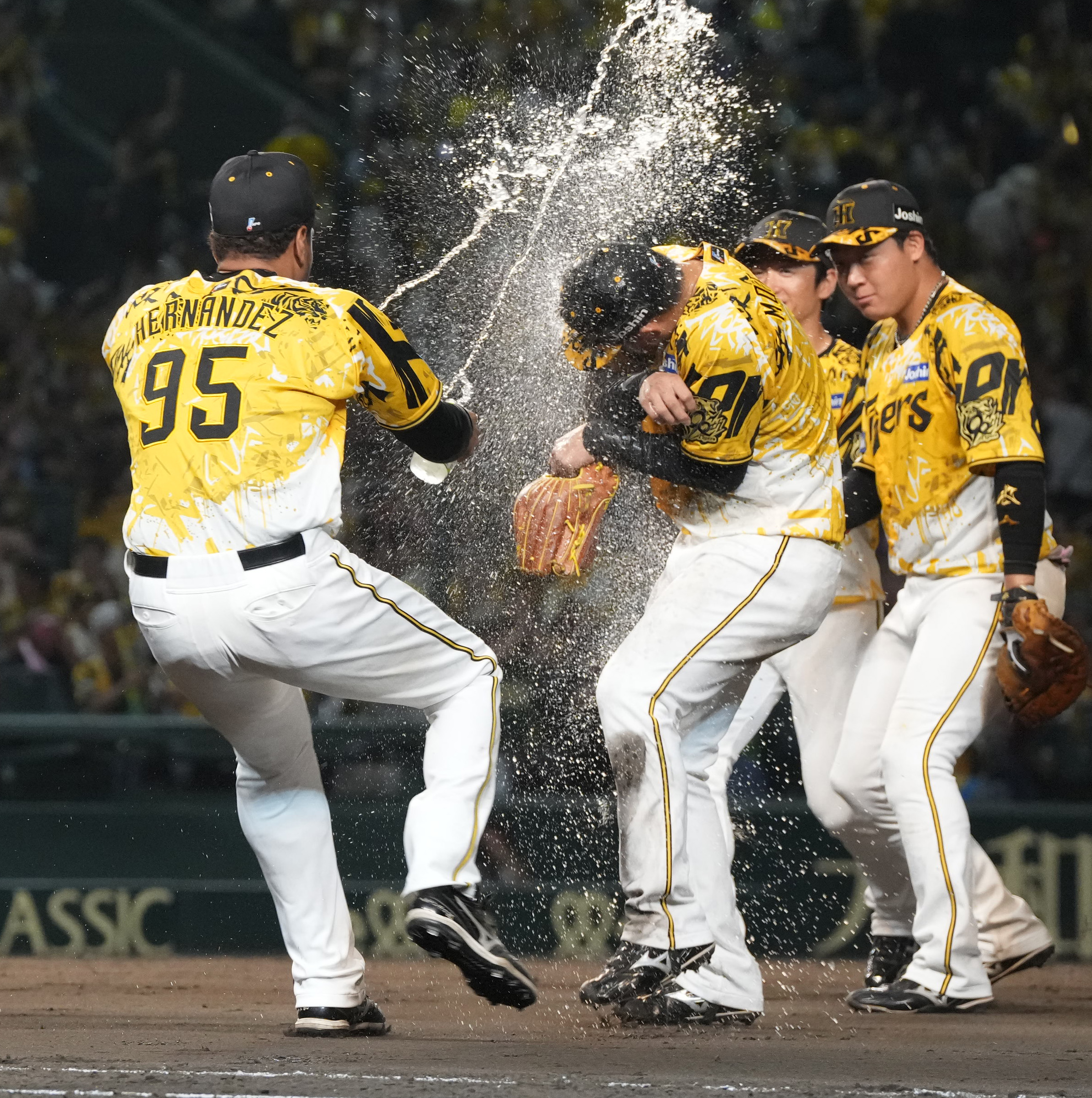 ○阪神写真ギャラリー】鉄腕発揮の森下にモーチョがウオーターシャワー