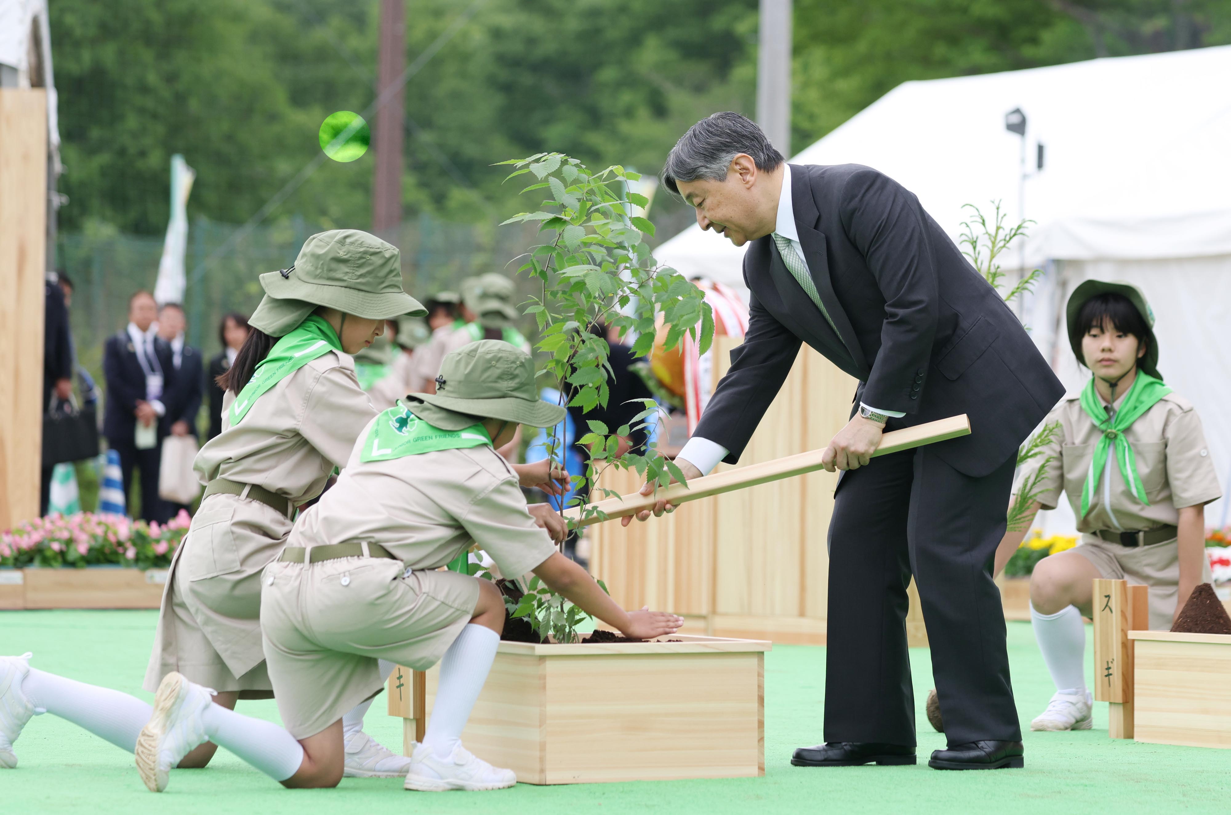 陛下、全国植樹祭式典にご臨席 豊かな森林「未来へと引き継いでいく