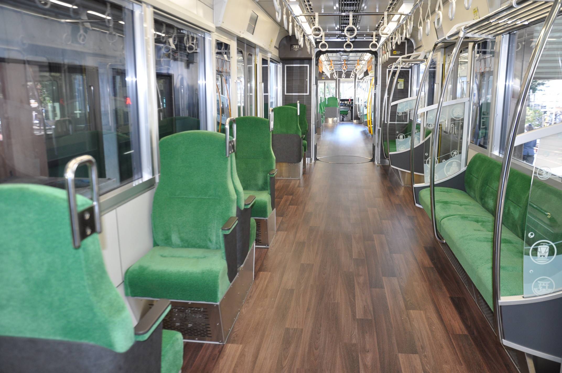 江ノ島 江ノ電が20年ぶりの新型車両「700形」を披露 混雑緩和へ片側クロス