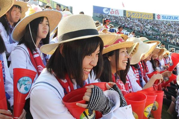 甲子園・夏】アルプスから 汗、笑顔、涙…はじける若さ、もうひとつの