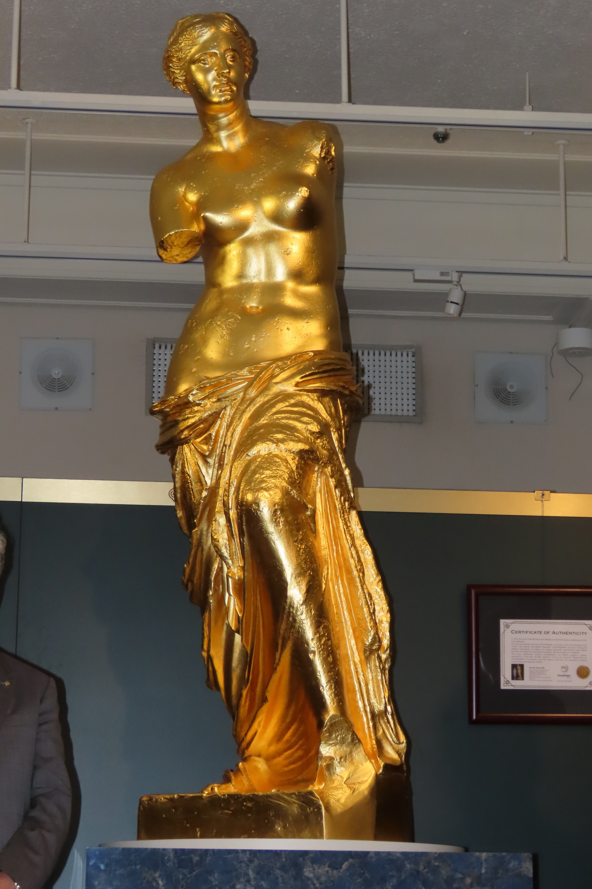 黄金の「ミロのヴィーナス」日本橋高島屋できらめく除幕式 SGC「大黄金