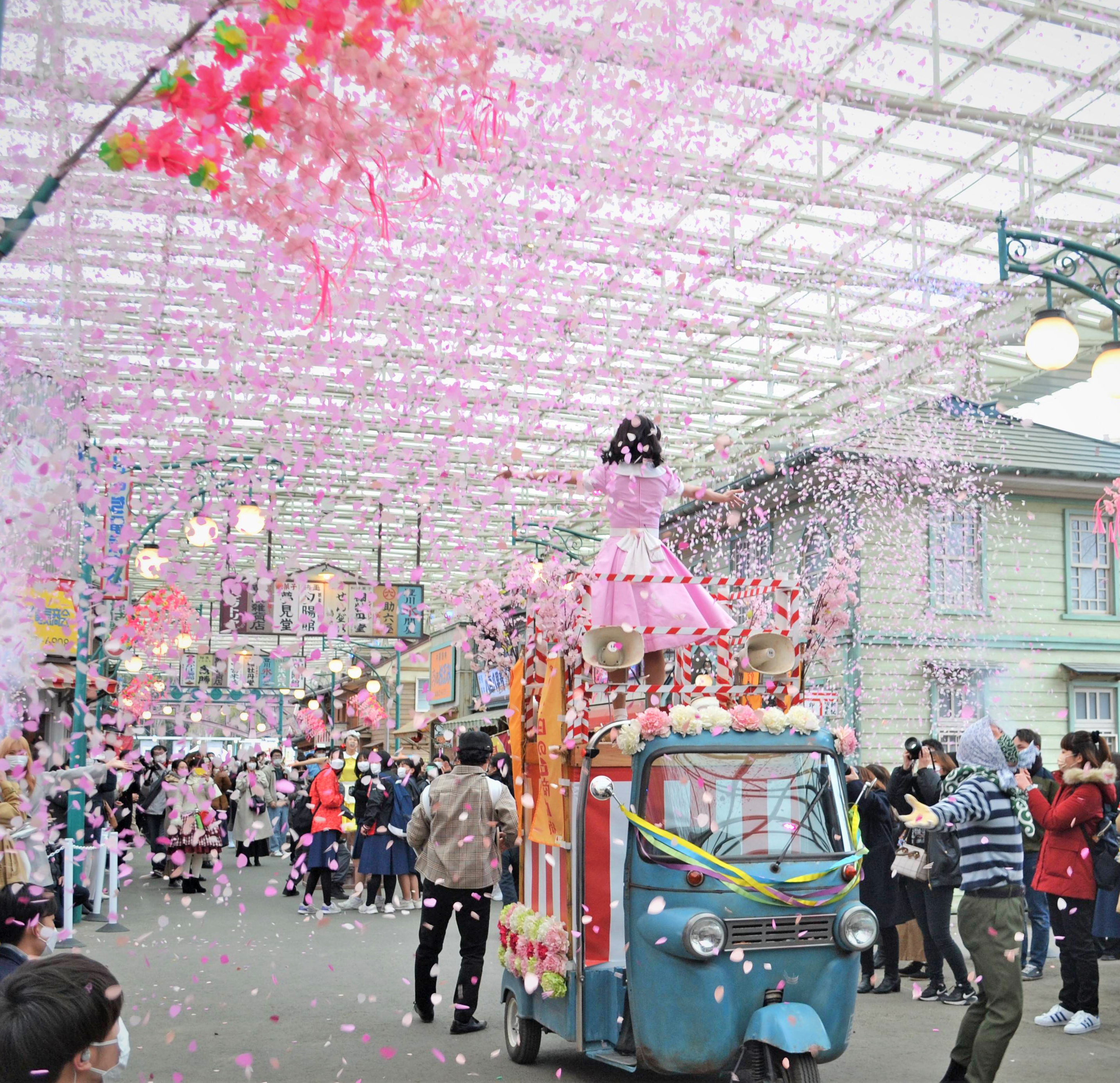 商店街に舞う100万枚の「桜吹雪」 西武園ゆうえんち（写真・画像 1