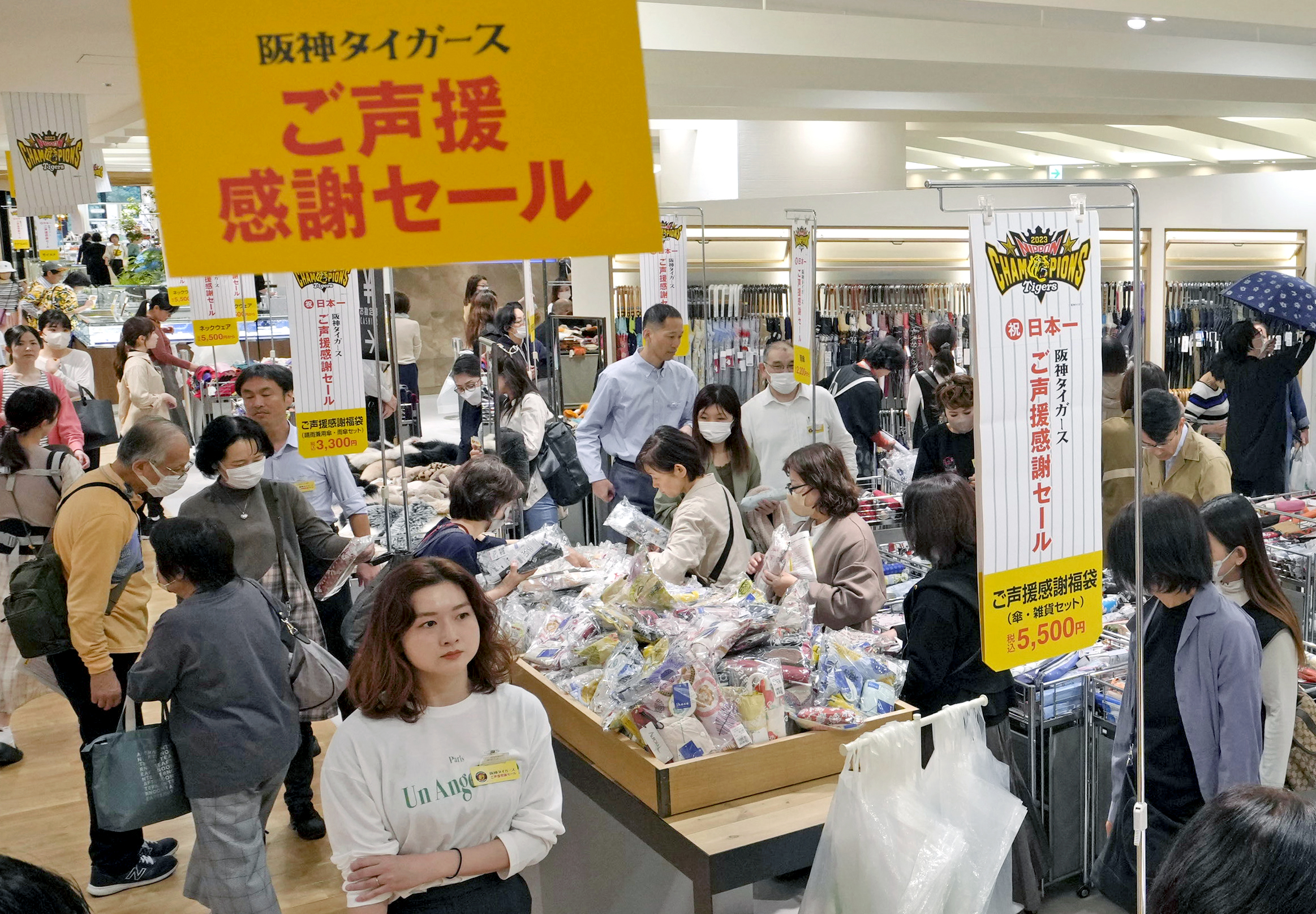 阪神百貨店梅田本店、タイガース日本一グッズは１８日から発売「短期