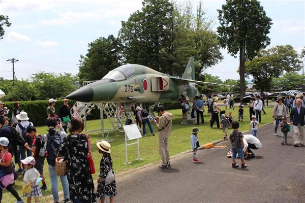 F－15戦闘機」が展示飛行 空自奈良基地祭、家族連れらでにぎわう