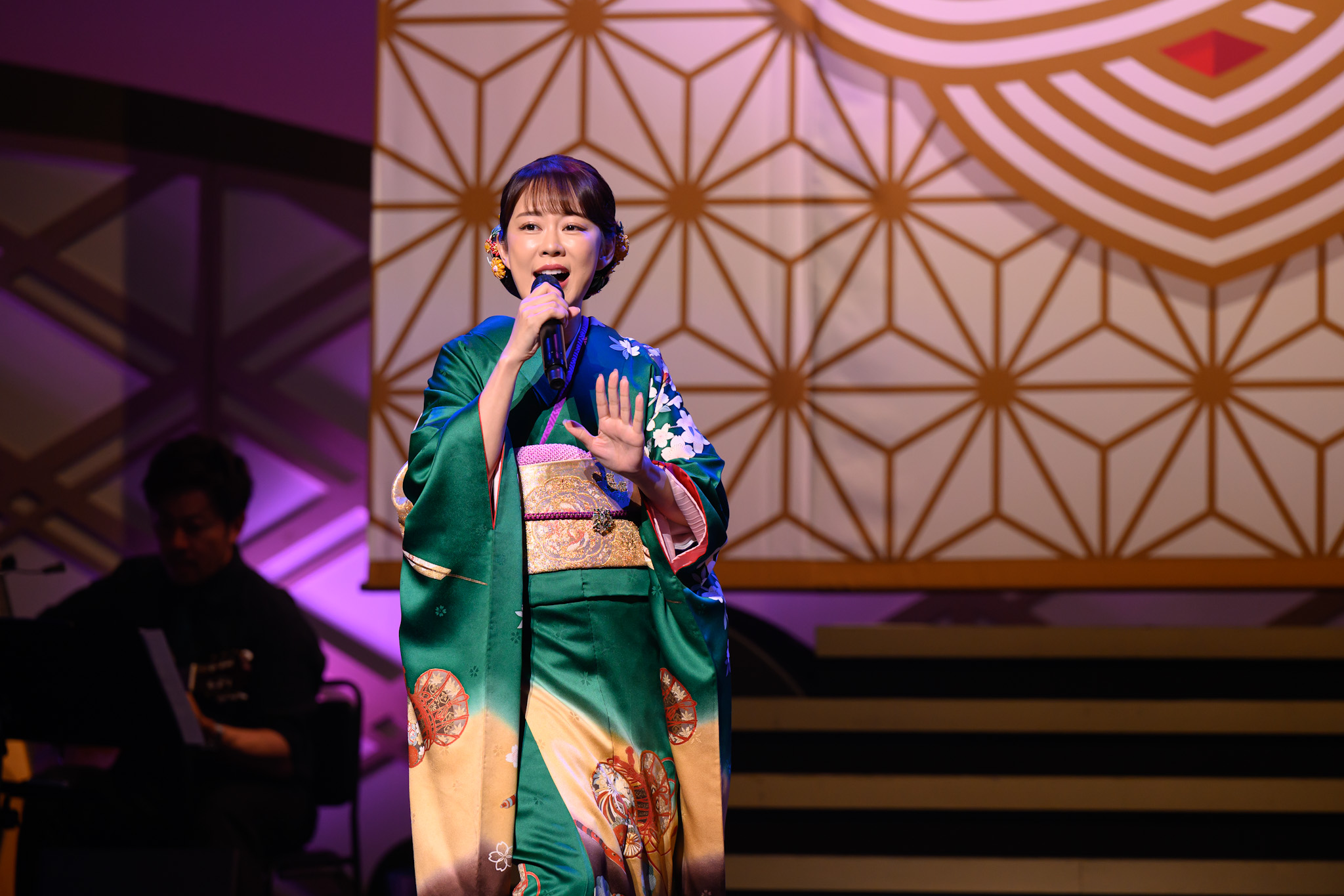 丘みどり 誕生日にデビュー20周年記念公演「亡き母と約束した紅白出場