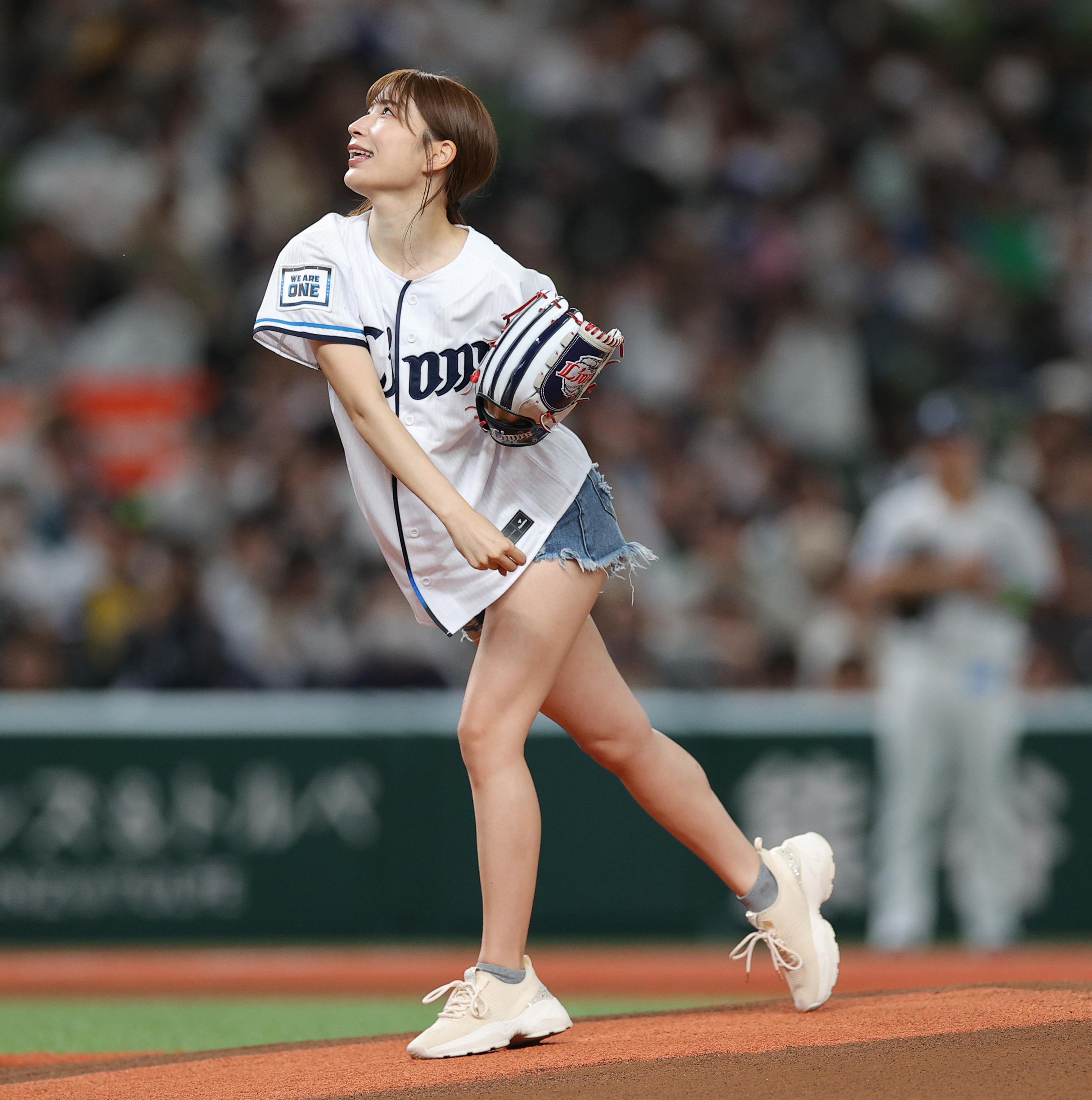 フォト】「美しすぎるラウンドガール」 雪平莉左さんが始球式