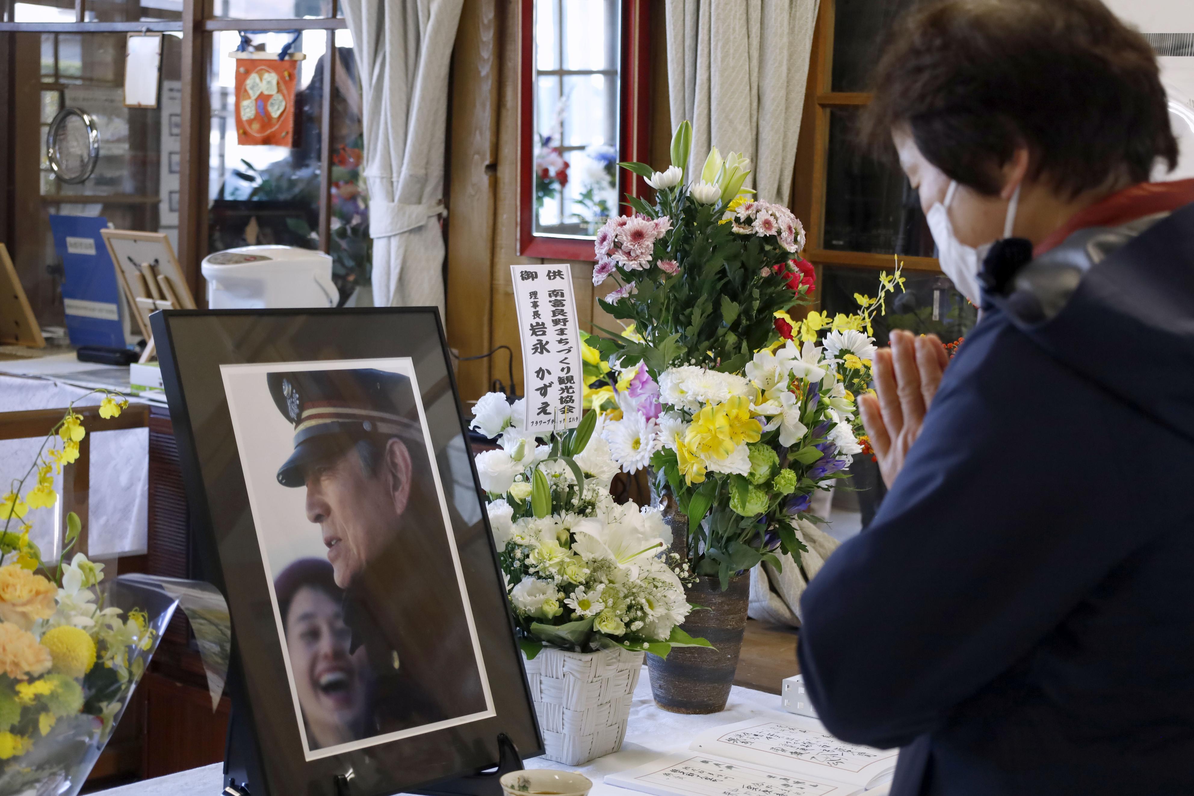 没後10年の高倉健さんしのび駅舎にファン集う 映画「鉄道員」ロケ地の