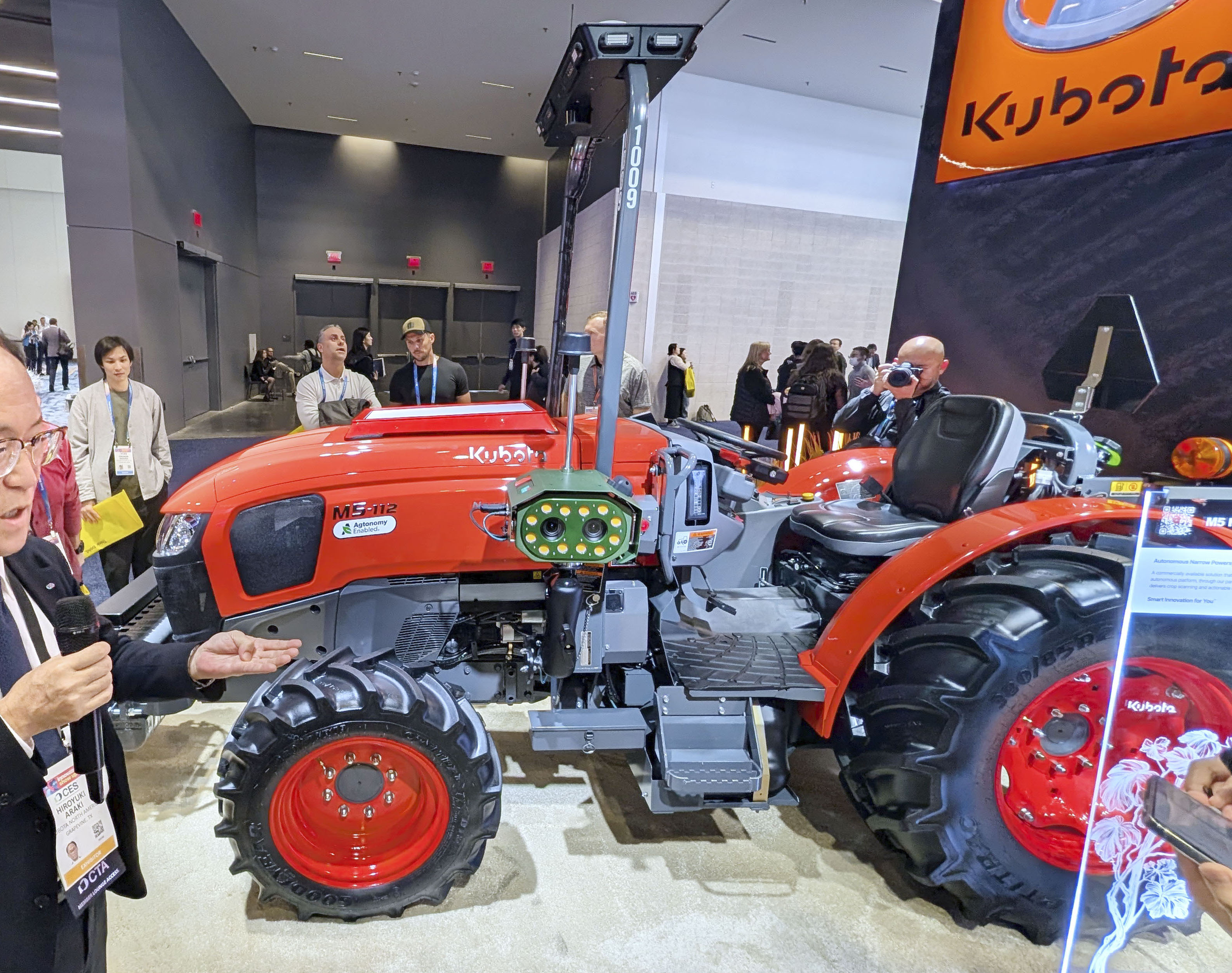 クボタがAI搭載の自律走行農機を公開 トラクター「M5ナロー」と