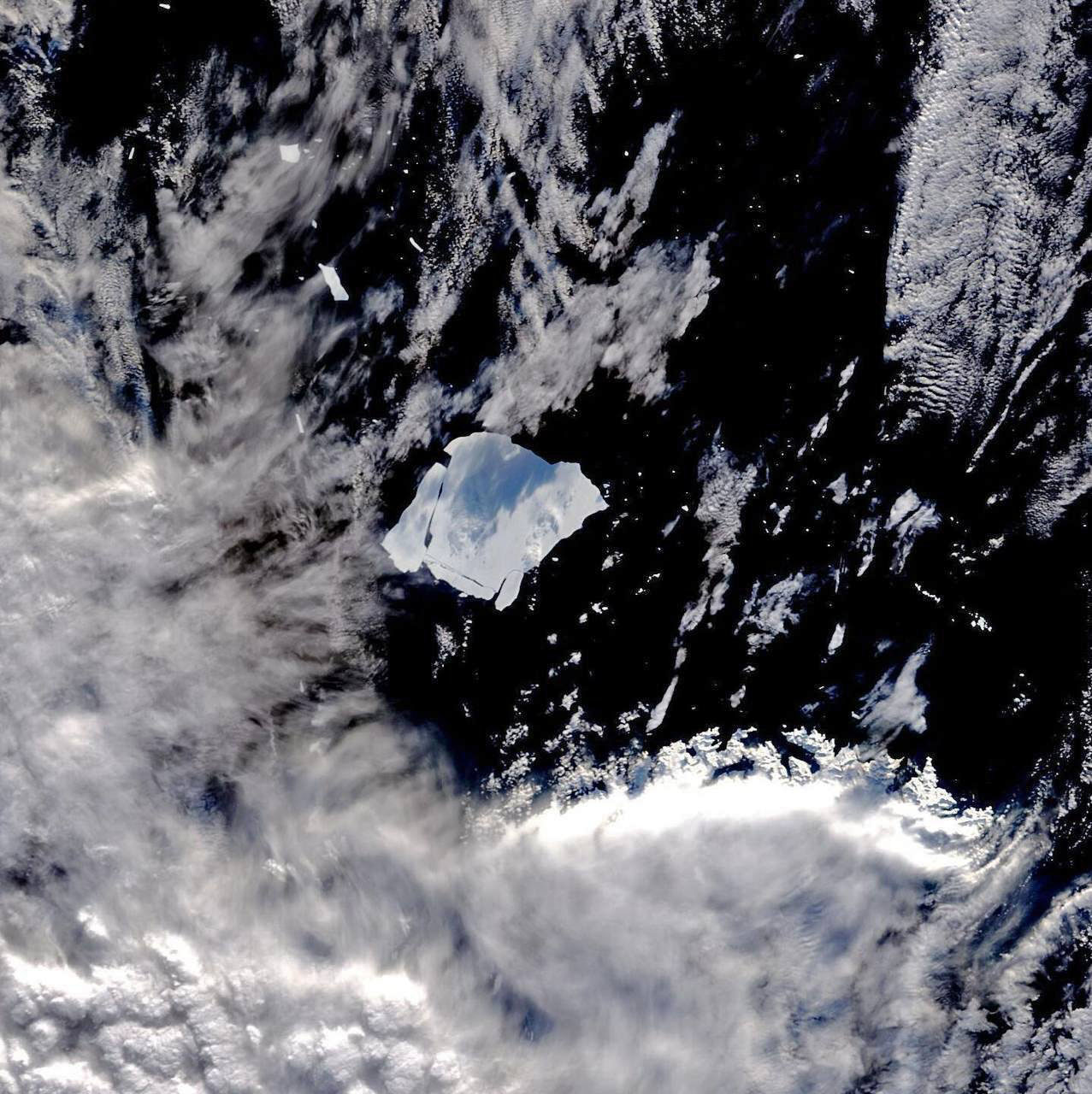 世界最大氷山「A23a」の縮小続く、6月から面積36％減 東京都より小さく