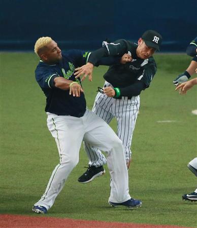 ヤクルト バレ大暴れ １４０メートル弾 大乱闘で一発退場 1 3ページ サンスポ