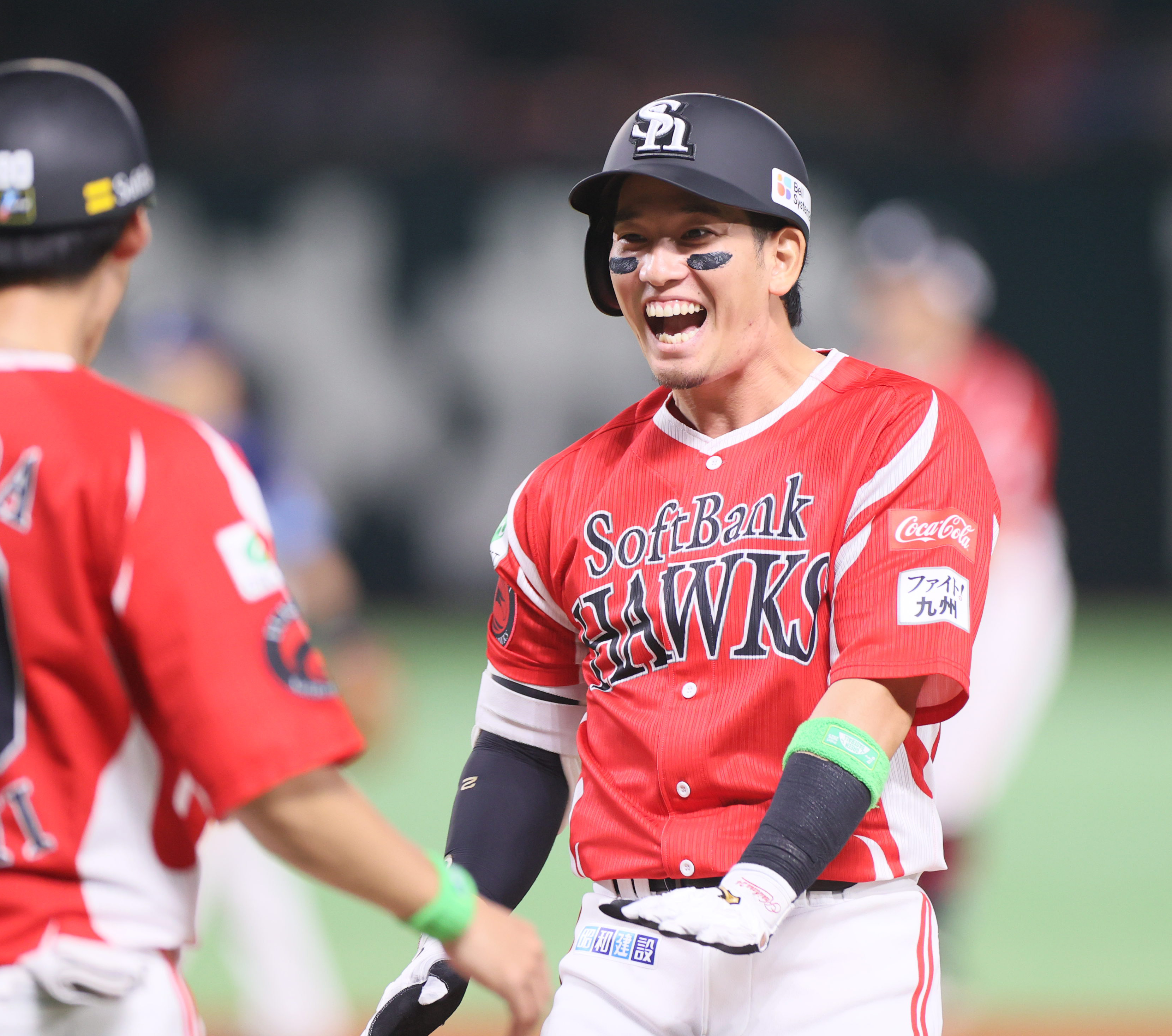 ソフトバンク、縁起の良い「カチドキレッド」ユニホームの威力まざまざ