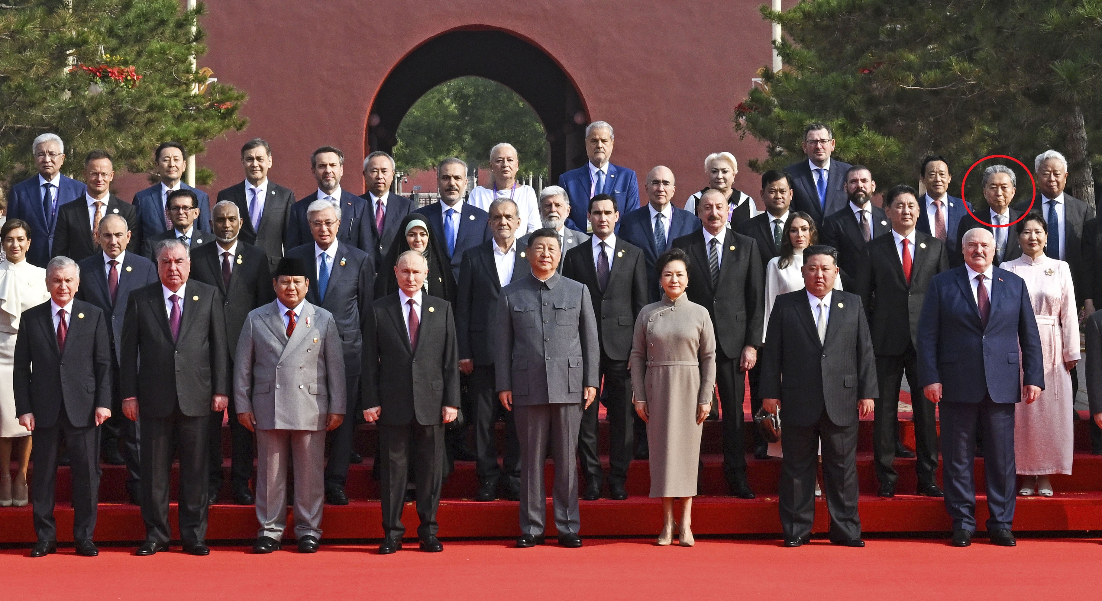 中国抗日戦勝式典に写り込む鳩山元首相の写真、SNSで拡散「この場に