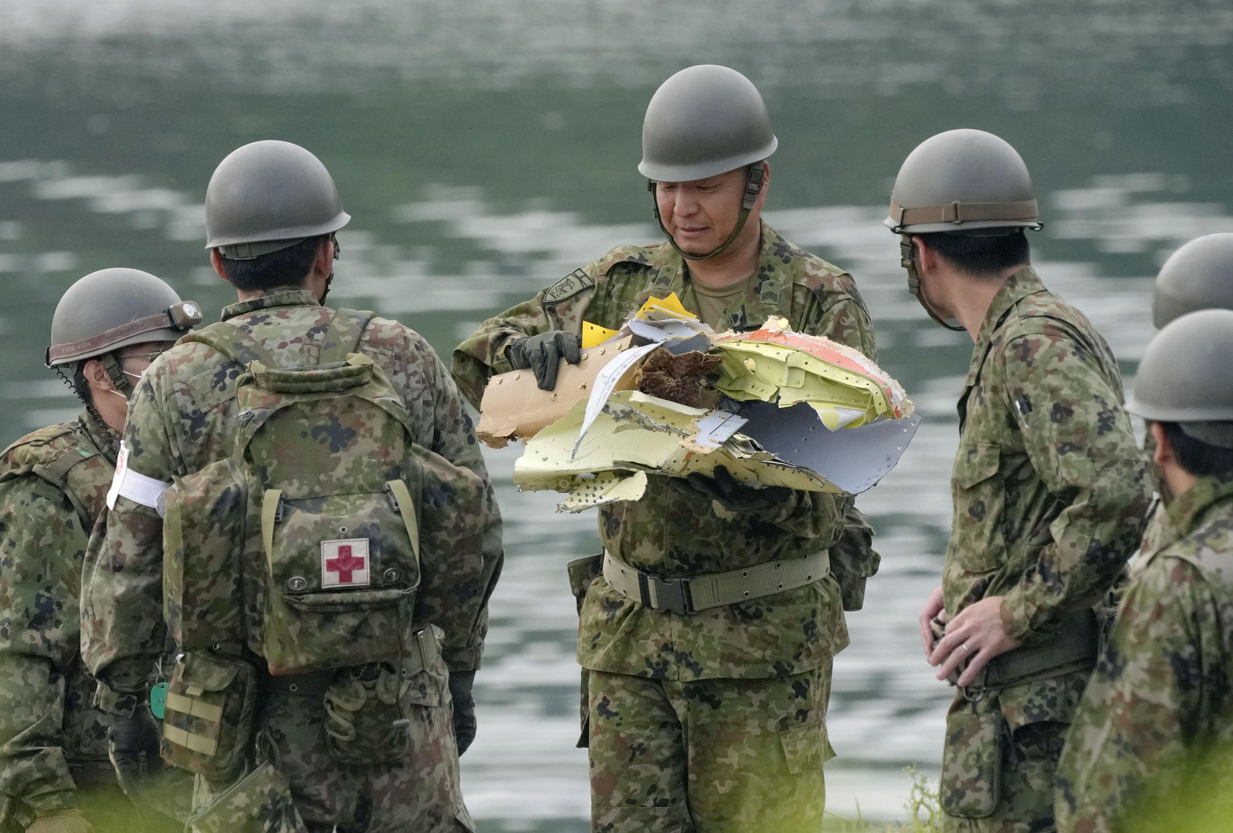 空自T4練習機墜落事故、一夜明け不明隊員2人の捜索再開 機体の破片とみ