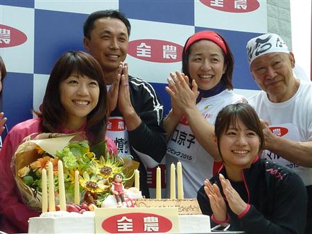 高橋尚子さん 誕生日祝いにアニマル浜口氏から 気合だ １０連発 サンスポ