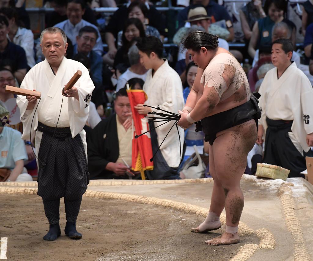 スポーツ随想】伯桜鵬のテーピングにも〝苦言〟まるで湯治場の