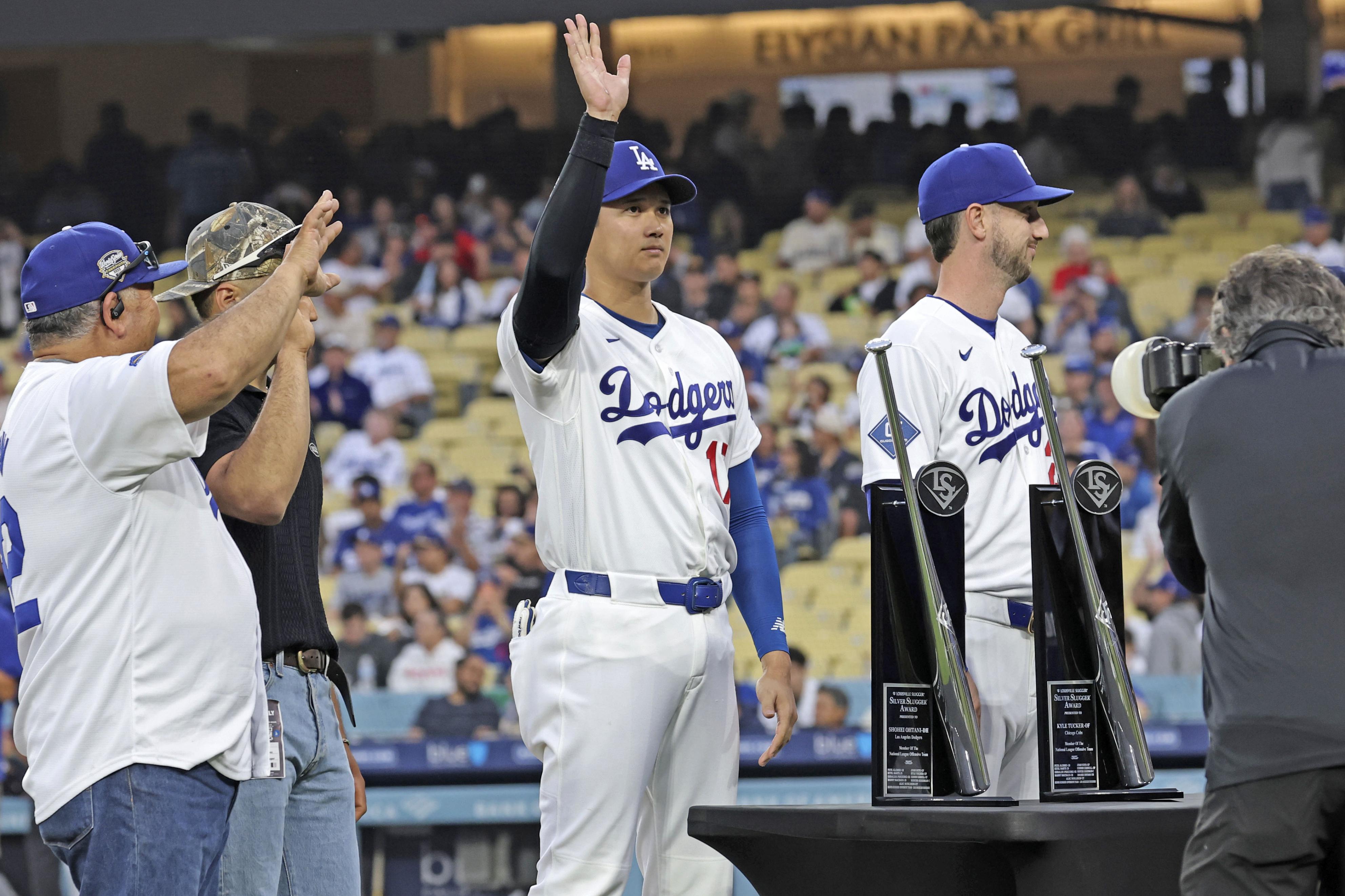 大谷翔平に銀色のトロフィー授与 DHのベストナイン、シルバー