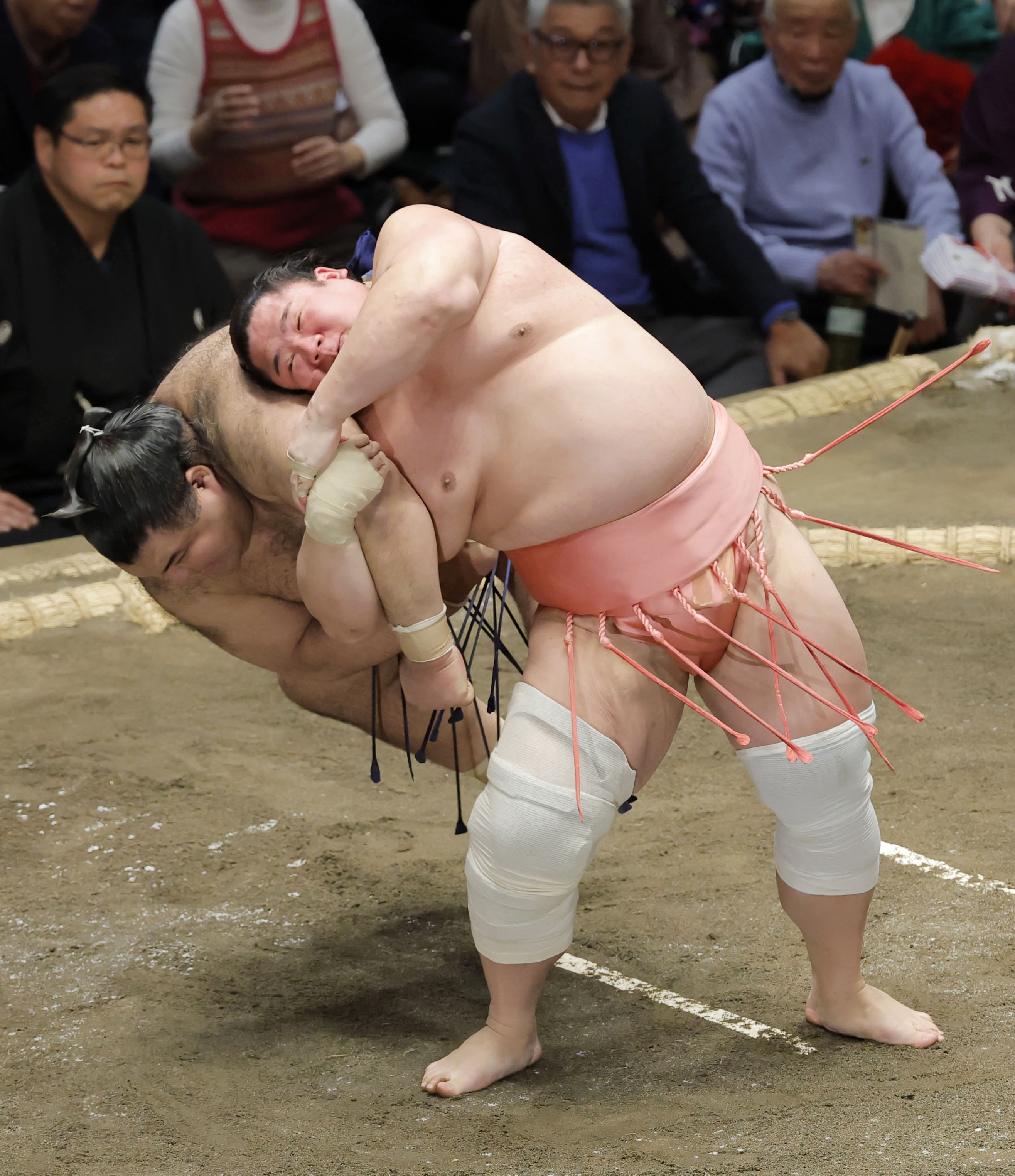 宇良「伝え反り」鮮やかに、珍手で観客沸かす 大相撲初場所4日目