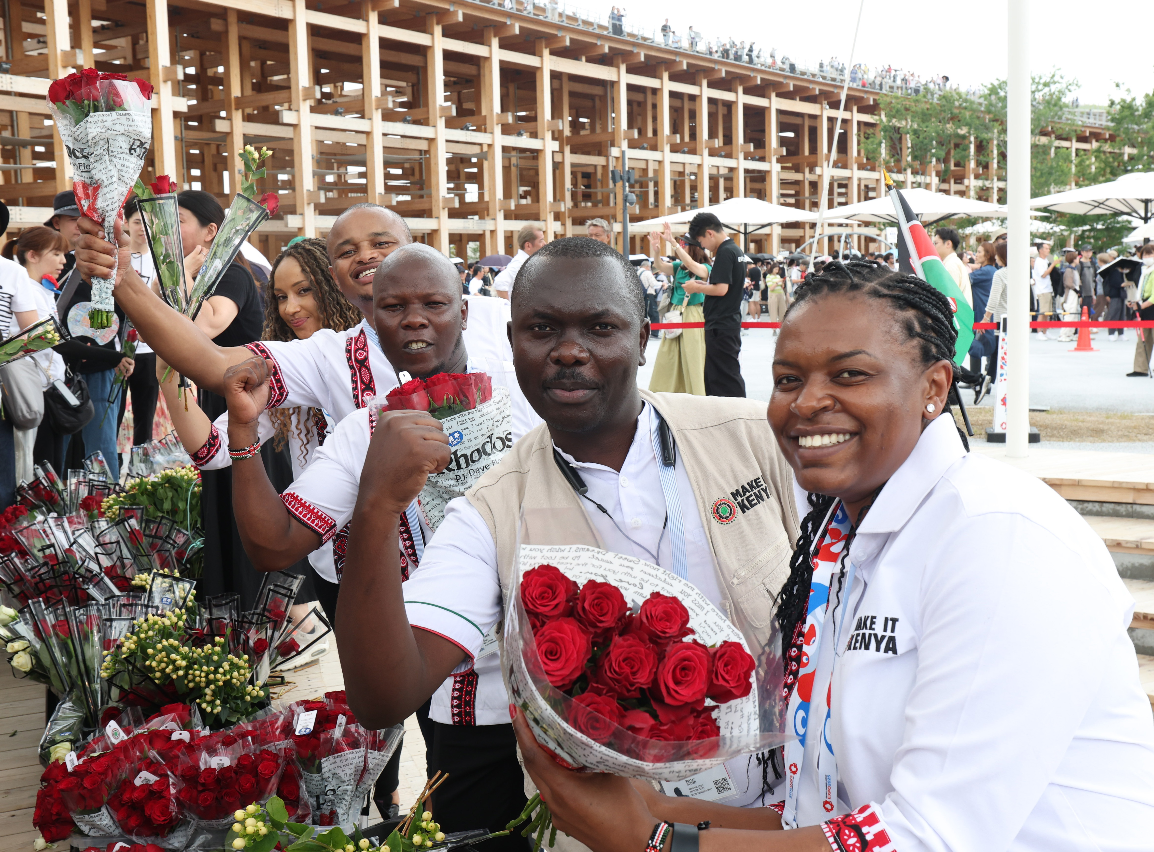 生命力あふれる鮮やかな色彩のバラ「ケニアローズ」 ナショナルデー