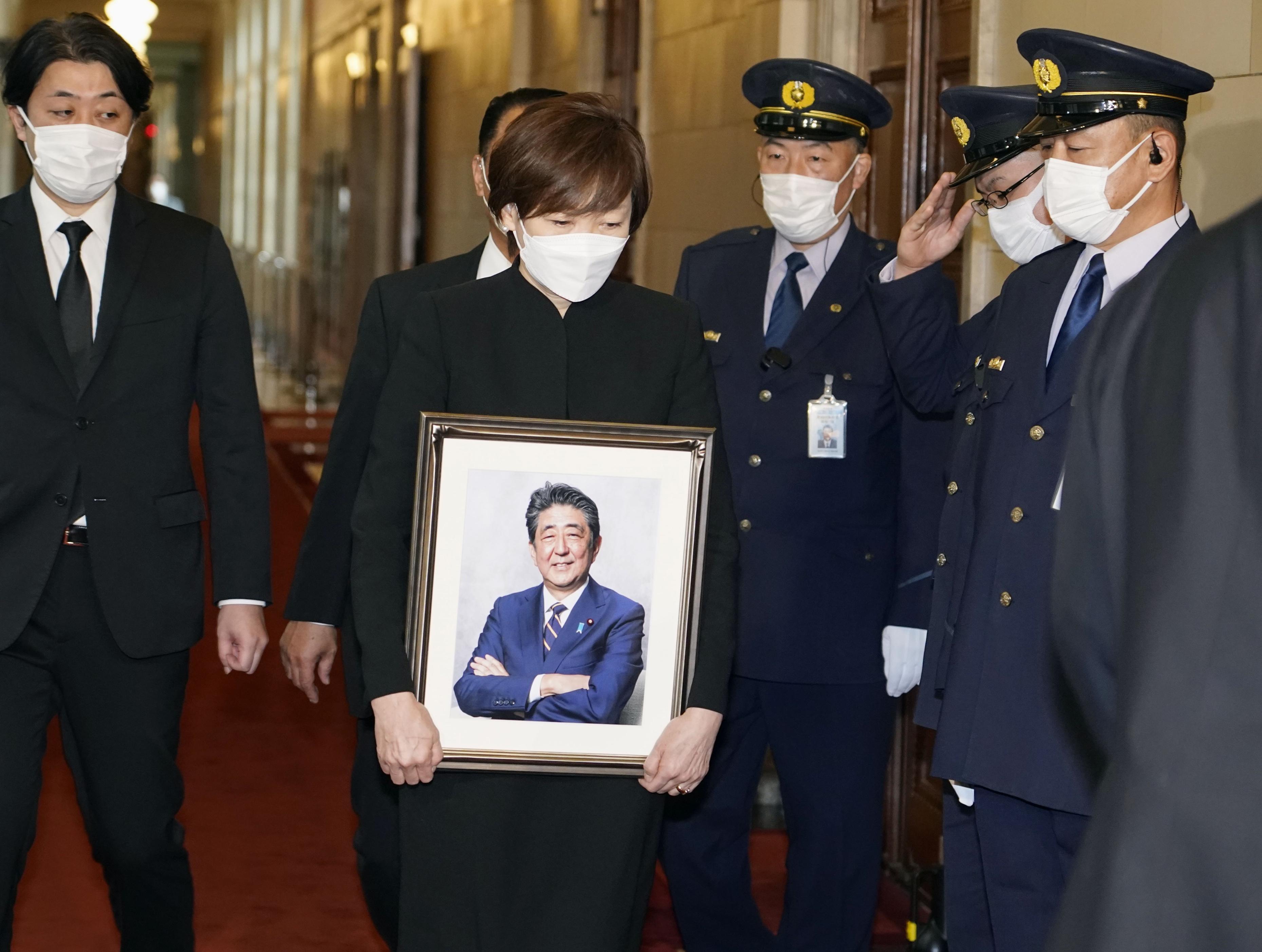 遺影持つ昭恵夫人 野田元首相の追悼演説に耳傾け（写真・画像 1/1