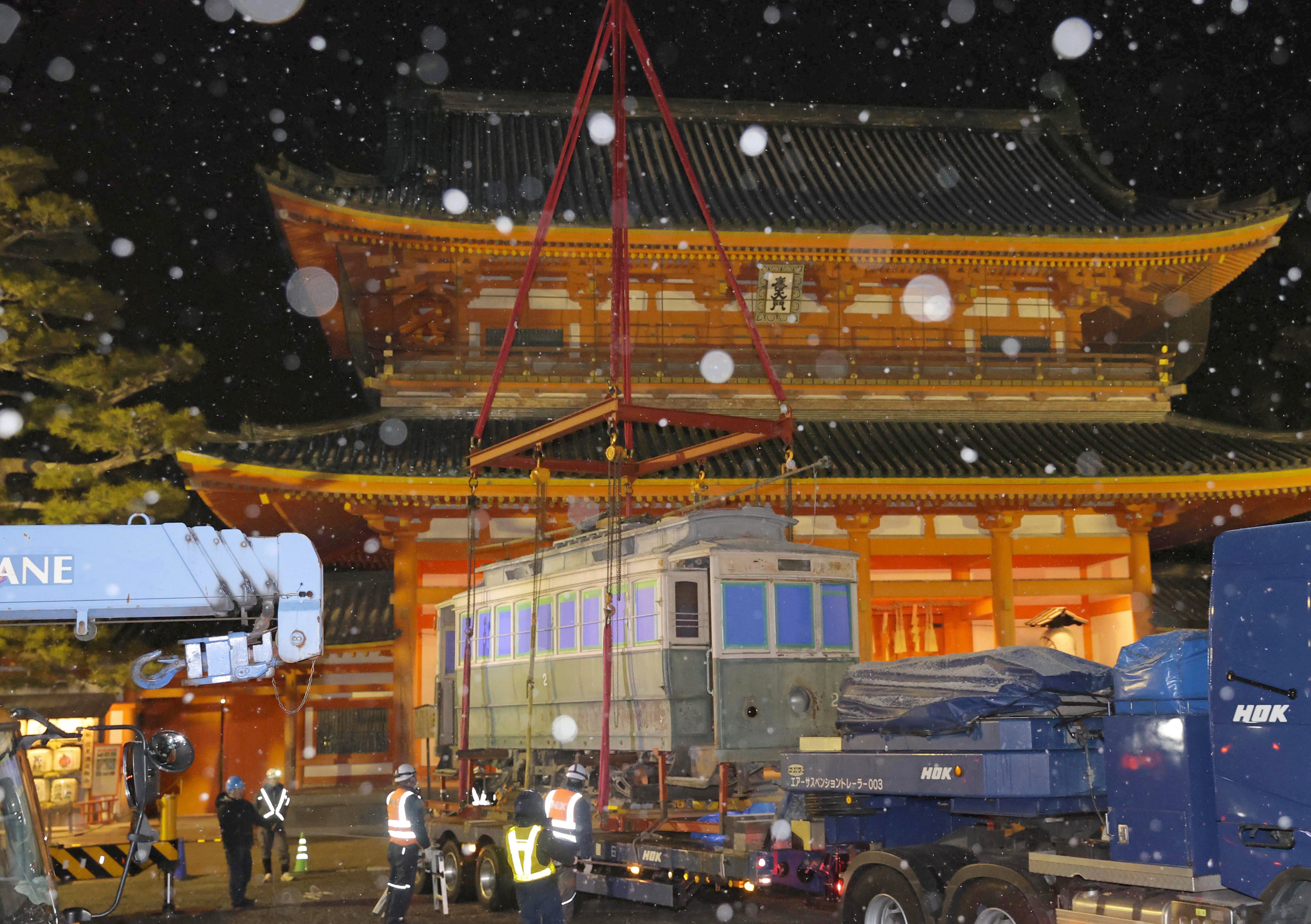 動画】日本最古の電車「N電」がクレーンで吊り上げられる 平安神宮境内