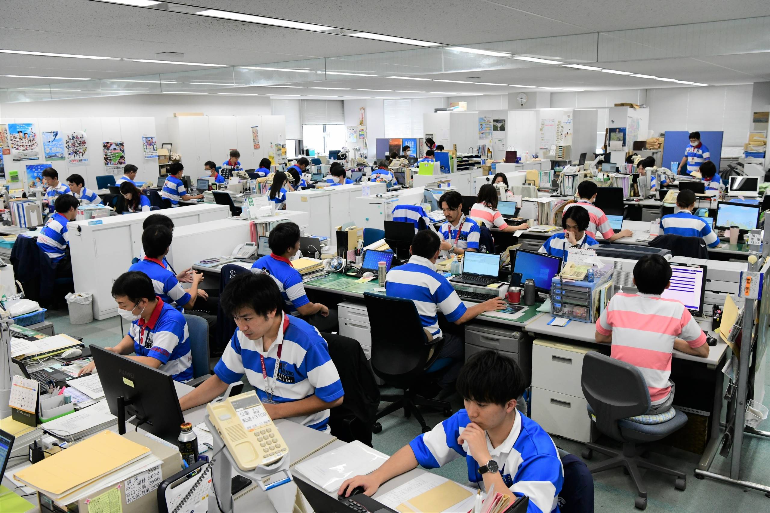 ラグビーのまち・東大阪市の職員ら「ラガーシャツ」姿で勤務 W杯仏