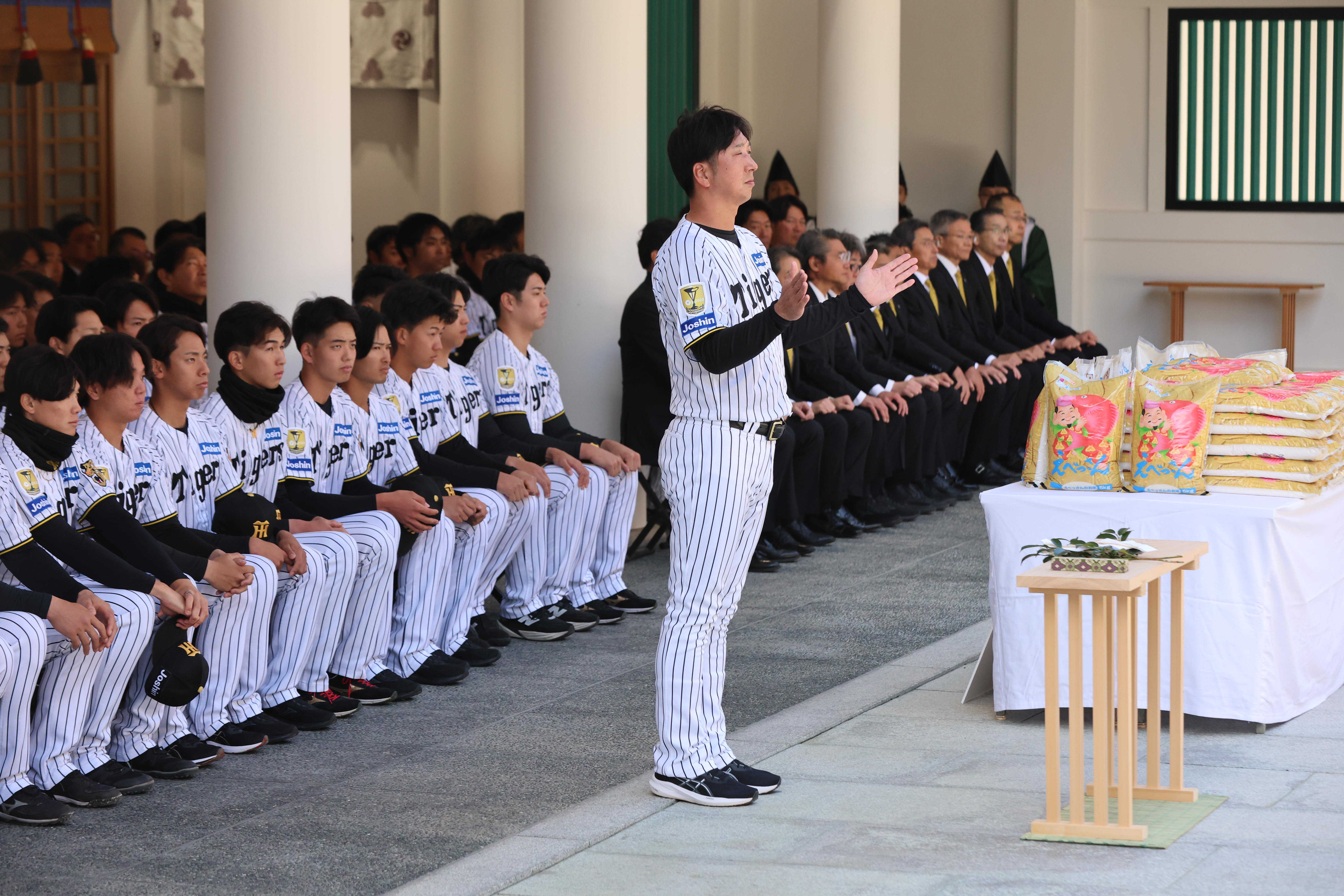 阪神、西宮神社で必勝祈願 虎党約500人が終結 選手会長・村上頌樹 は