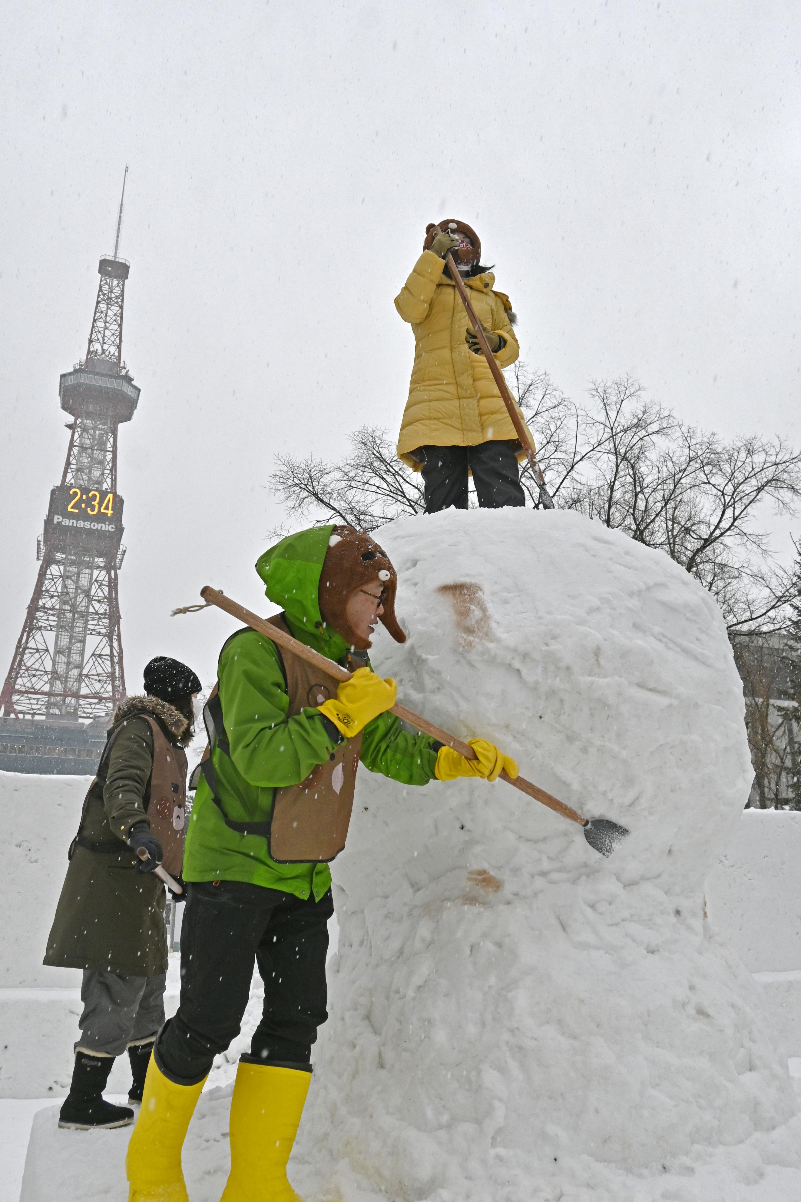開幕控え市民が雪像づくり、北海道弁広めるクマのキャラクターも