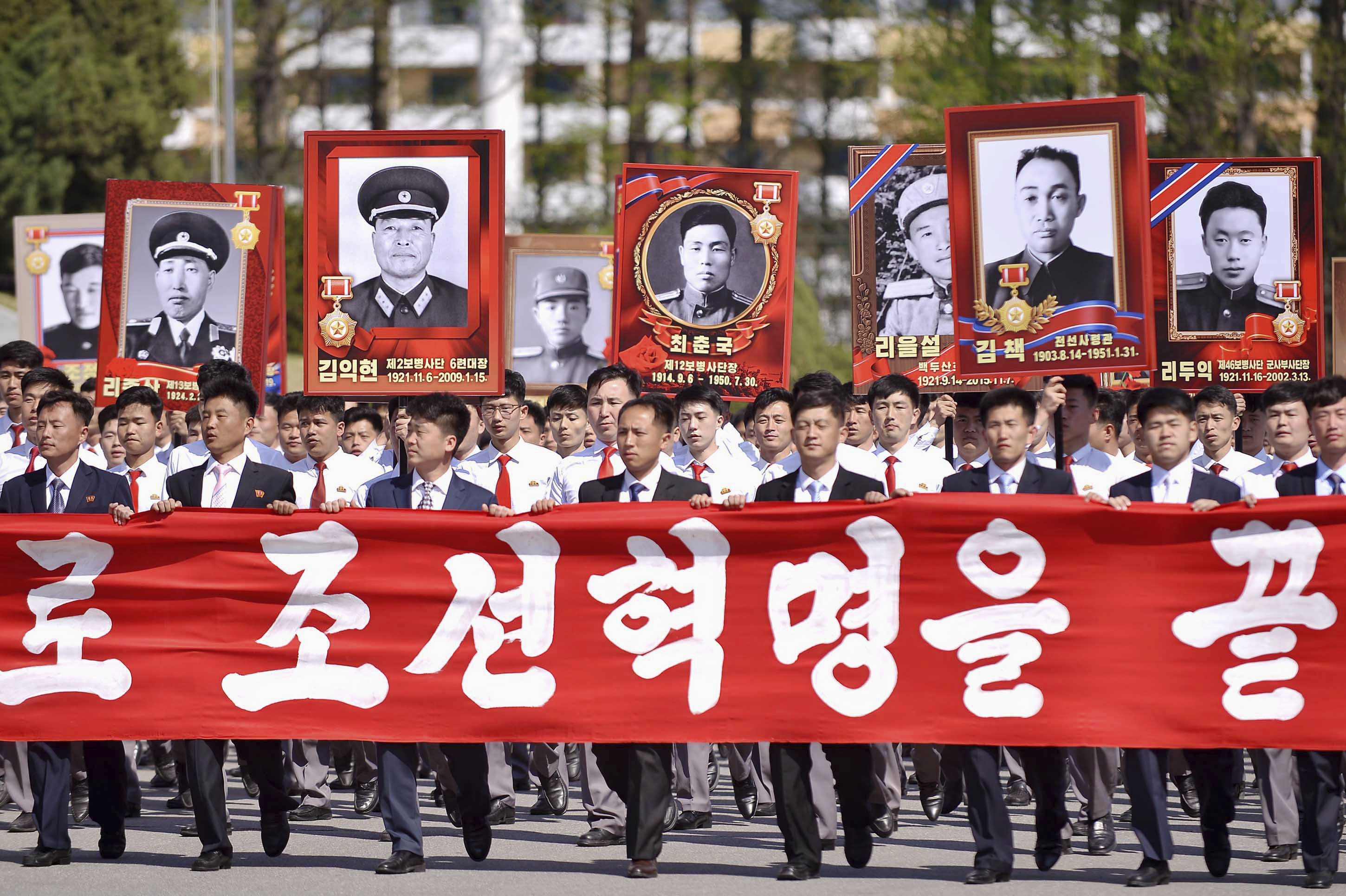 平壌で朝鮮人民革命軍創建93年記念の行進 人民軍の前身、軍人や若者が
