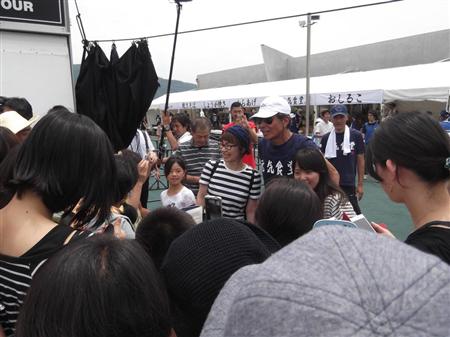 舘ひろし、被災者を笑顔に！大泣きする子供に「泣かないで