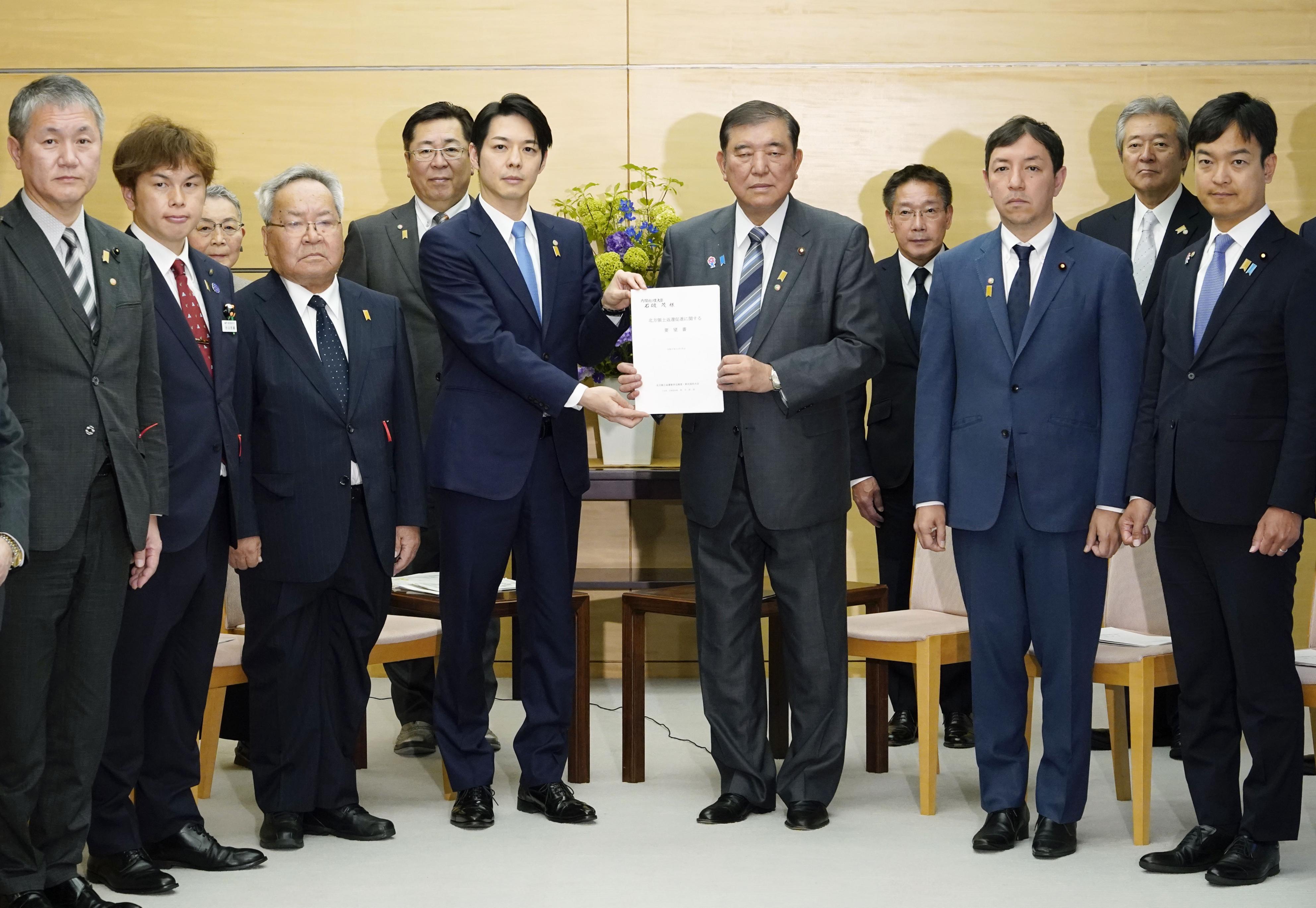 北方領土への墓参再開は「人道的な問題」 首相、元島民らとの面会で露