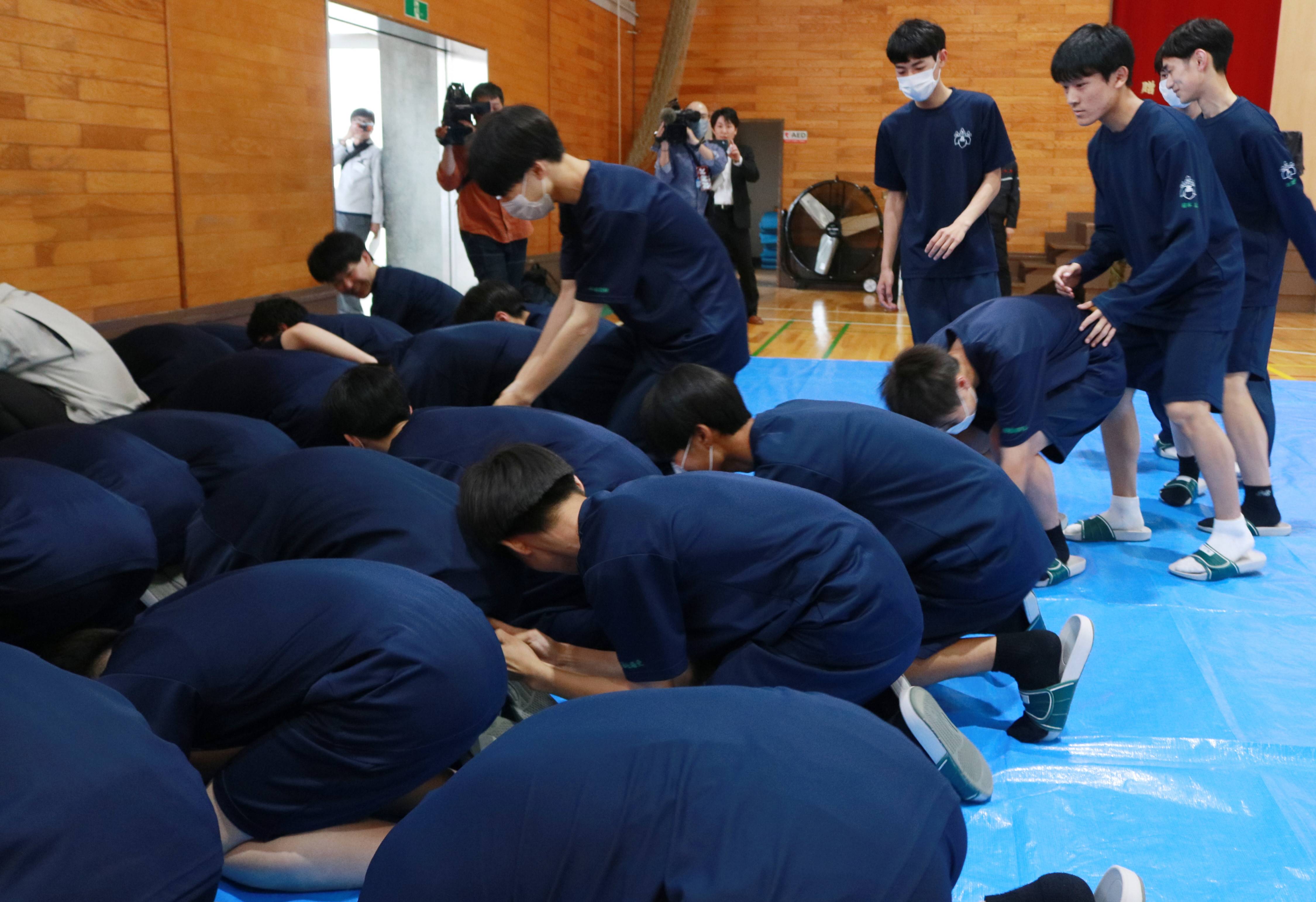 授業中の生徒や住民が弾道ミサイル飛来を想定した避難訓練 福島