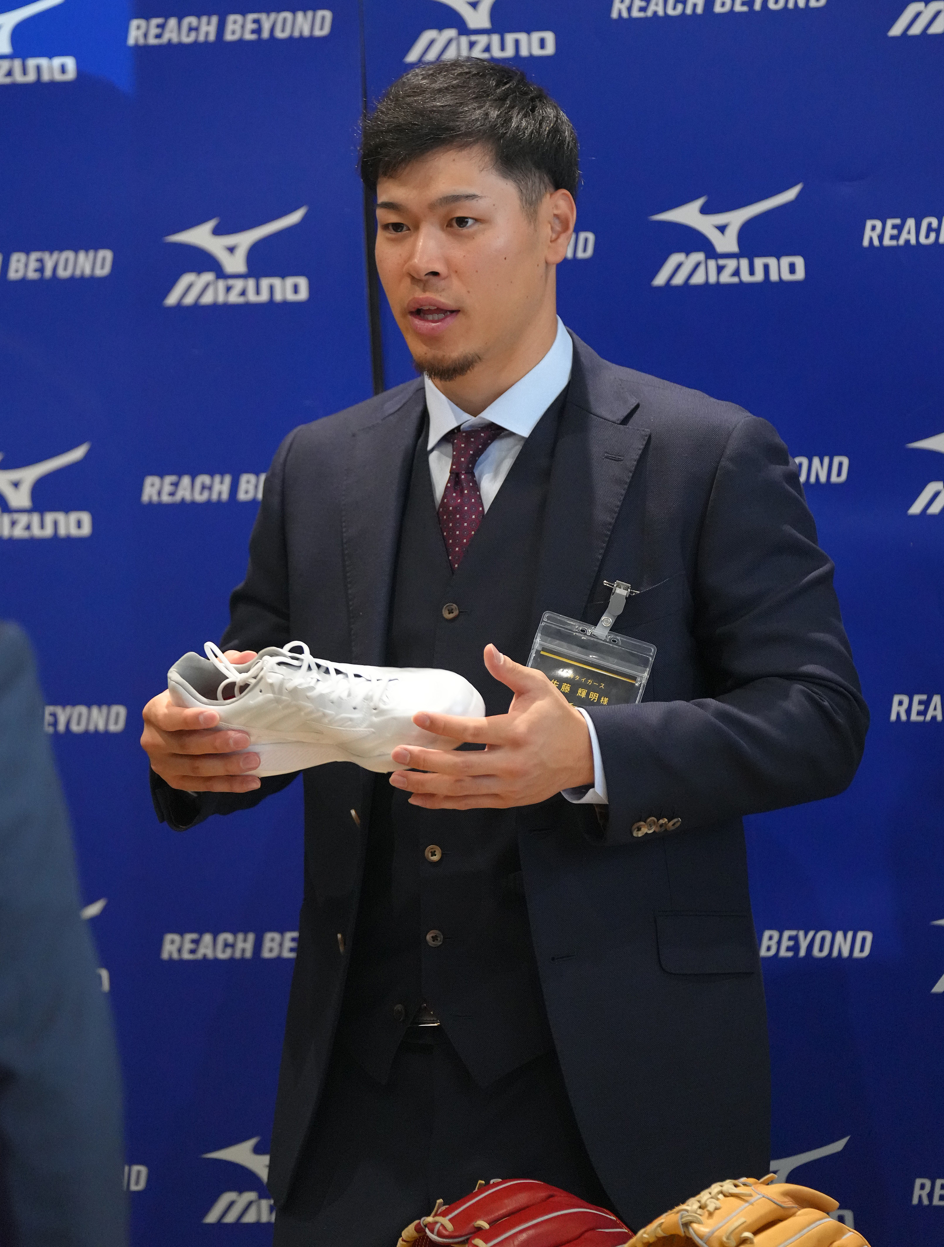 阪神・佐藤輝明、新グラブでゴールデン・グラブ賞狙う！！「しっかり