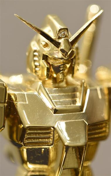 純金ガンダム お値段2,640万円の輝きは伊達じゃない！『機動戦士ガンダム