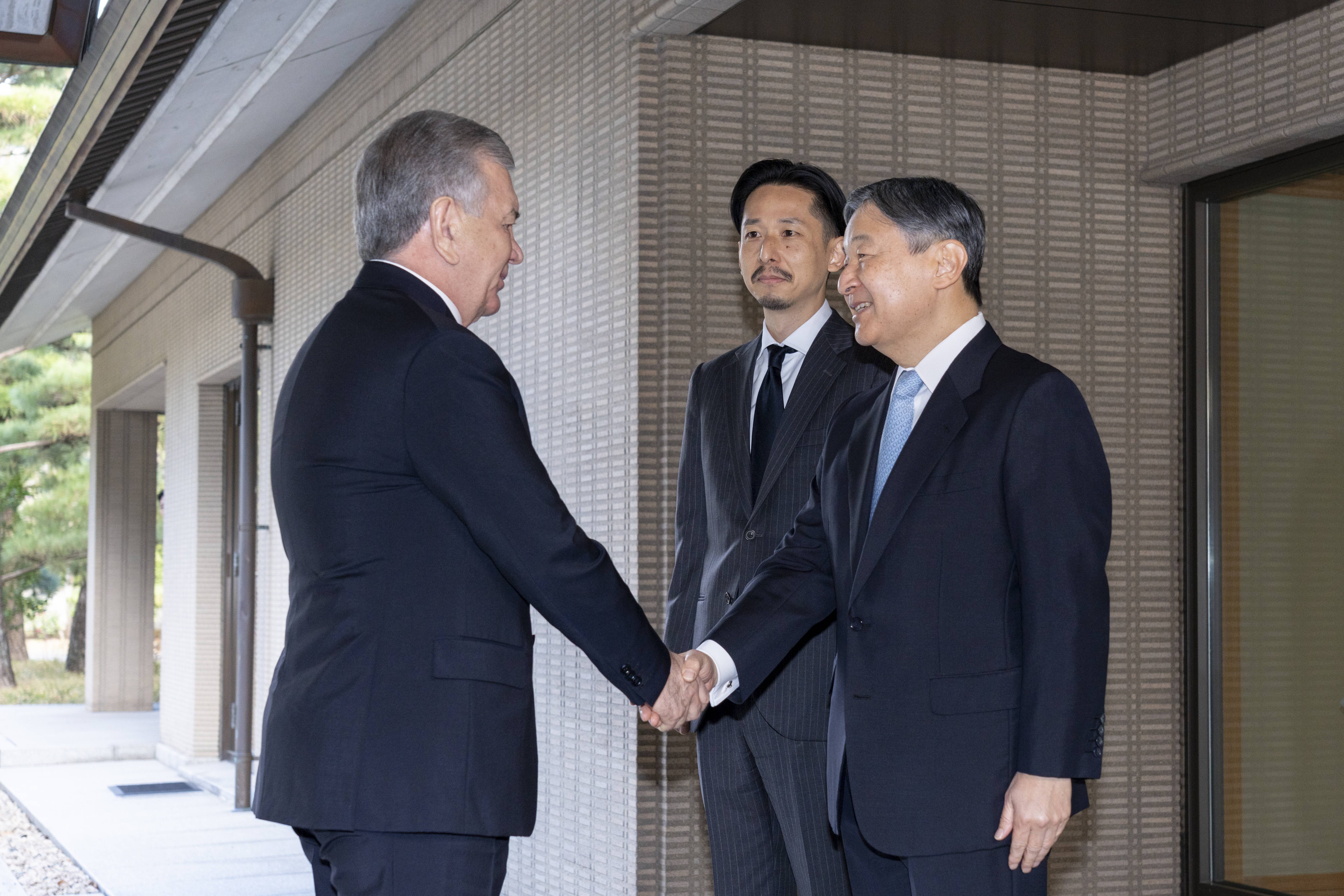 昭和天皇特集号 1999年1月21日 天皇ご一家 戦時中の写真展鑑賞 「戦後80年」訪問締めくくり 次世代の