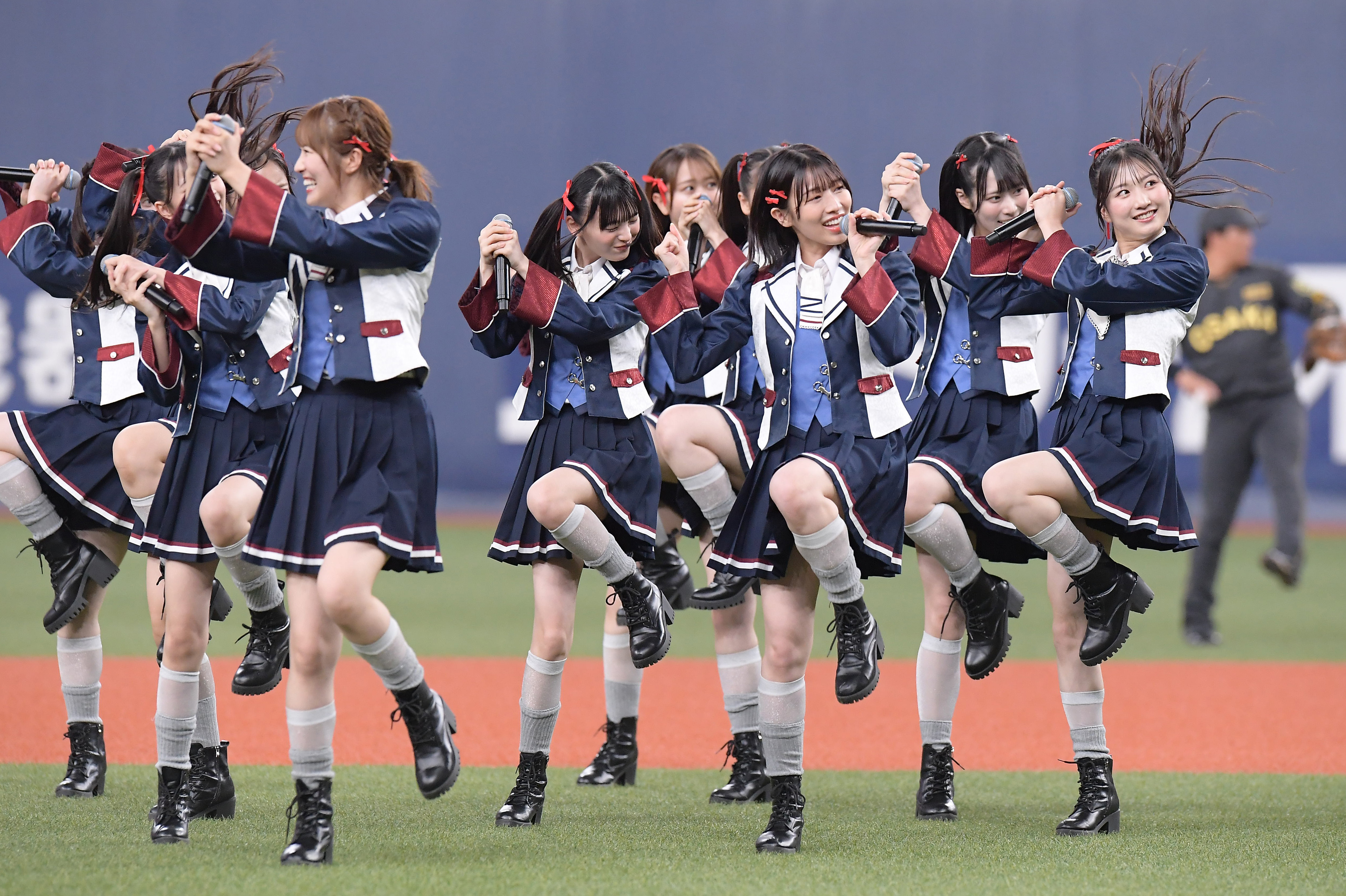 NMB48・塩月希依音が阪神戦で始球式 「心臓が飛び出そう。夢を見てる