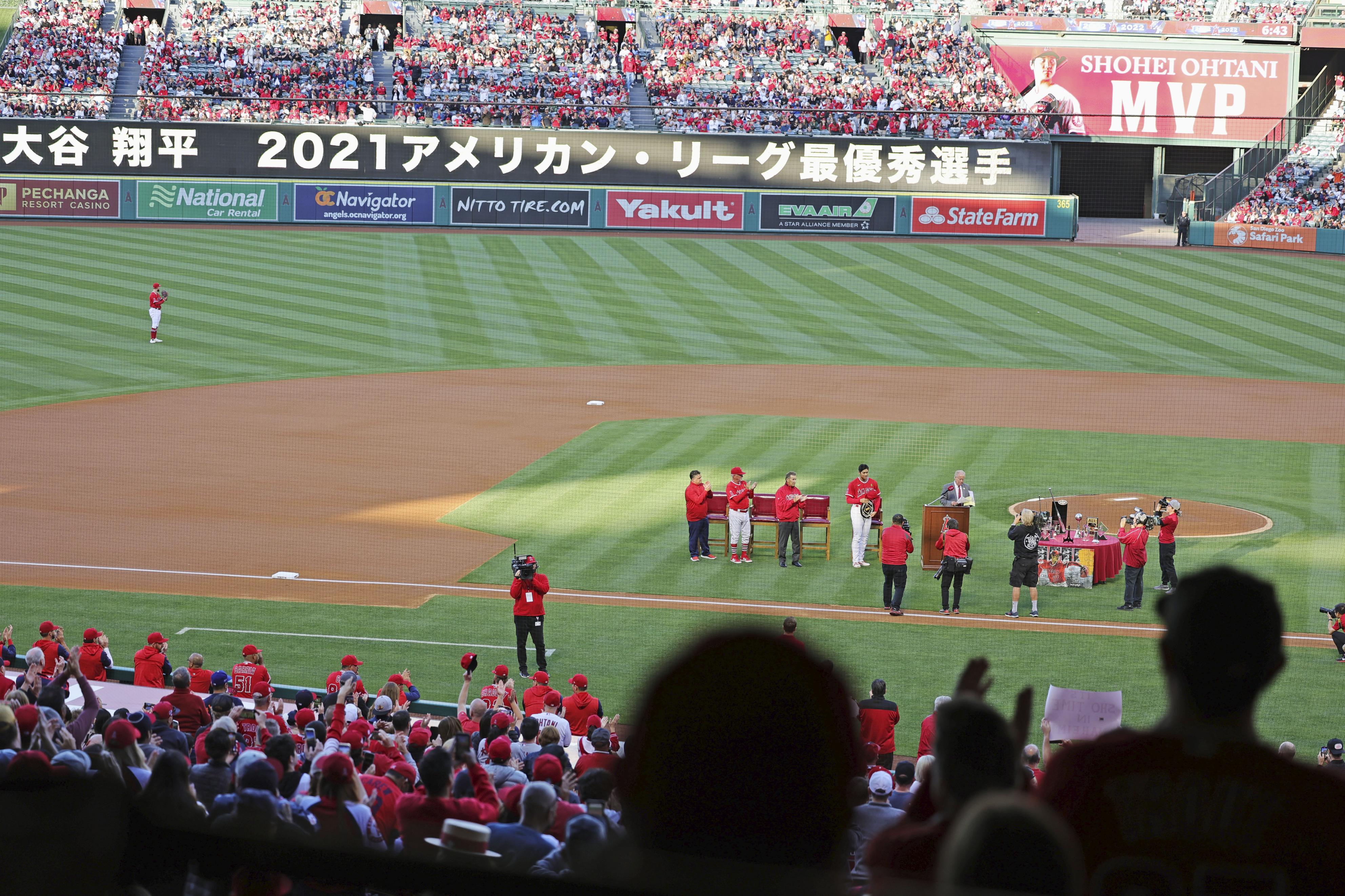 フォト特集】ファンら「ＭＶＰ」コール連呼 大谷翔平、試合前に受賞セレモニー - 産経ニュース