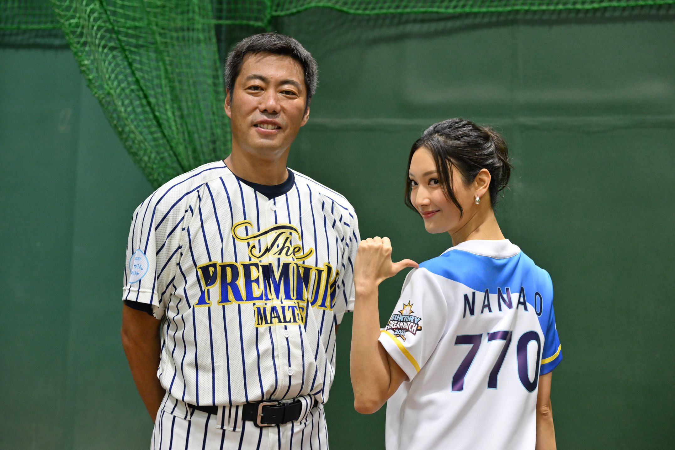 菜々緒、背番号「770」で始球式 古田敦也氏に〝菜々緒ポーズ〟で