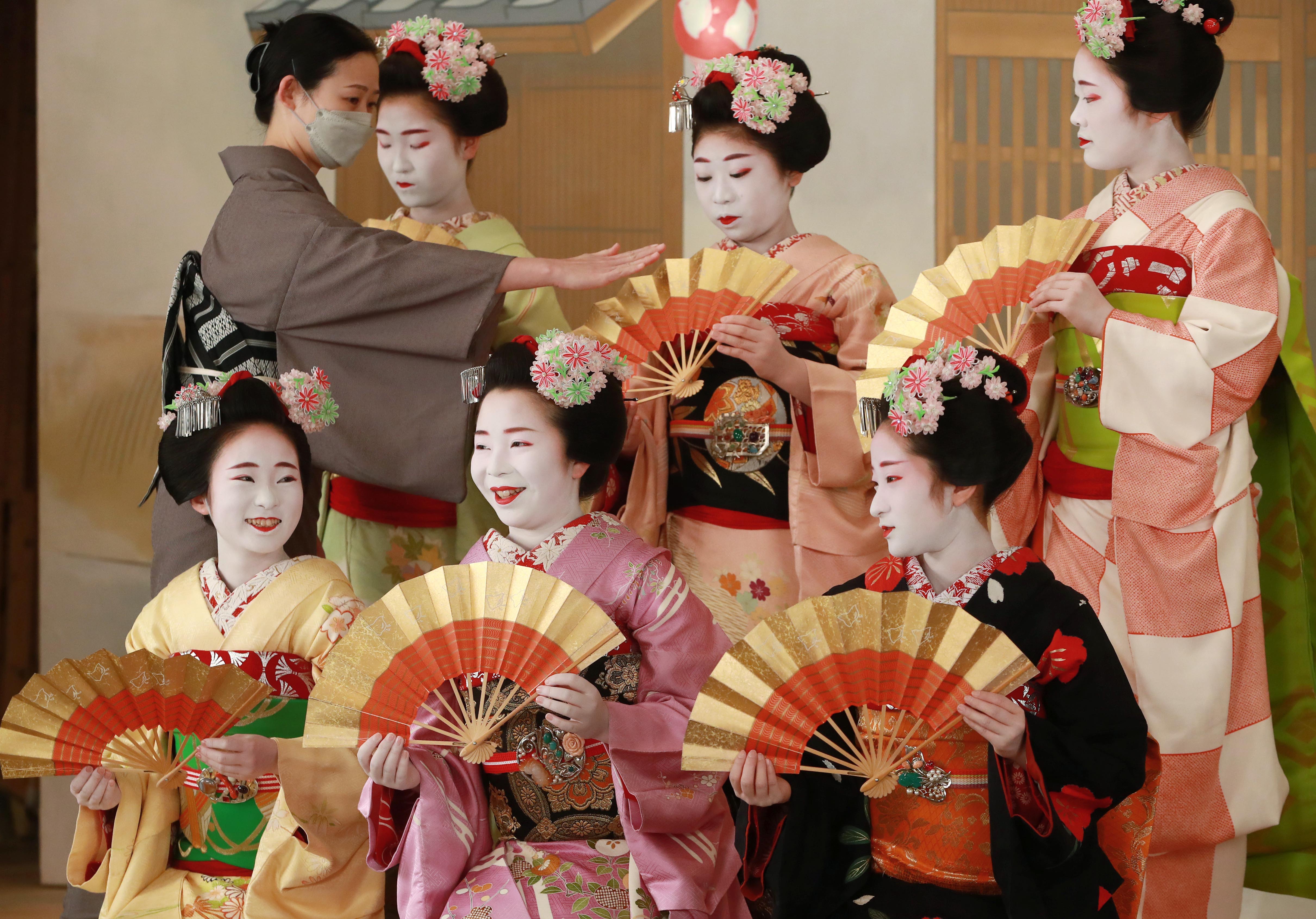 美品】京都 祇園 宮川町 先斗町 舞妓 うるさく 芸妓 うちわ 扇子 和装 永楽屋