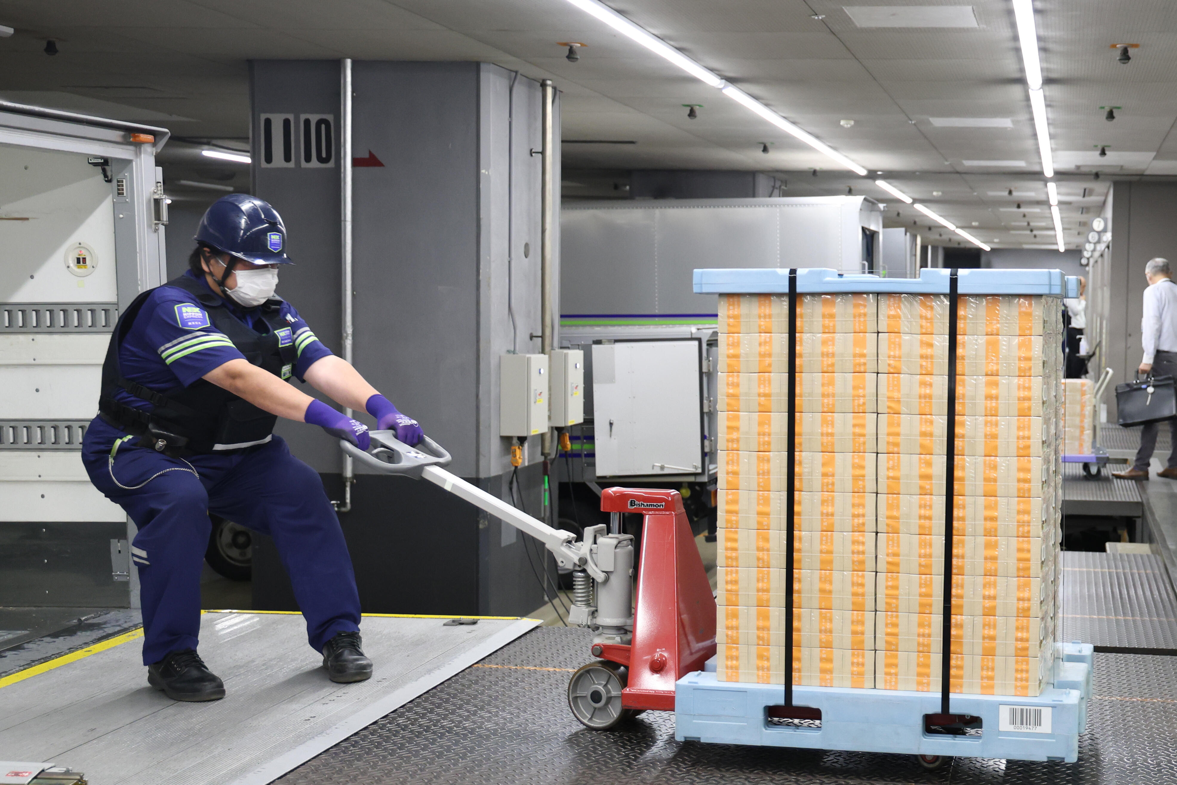 発券開始！」 日銀本店で新紙幣発行開始記念式典 金融機関に早速