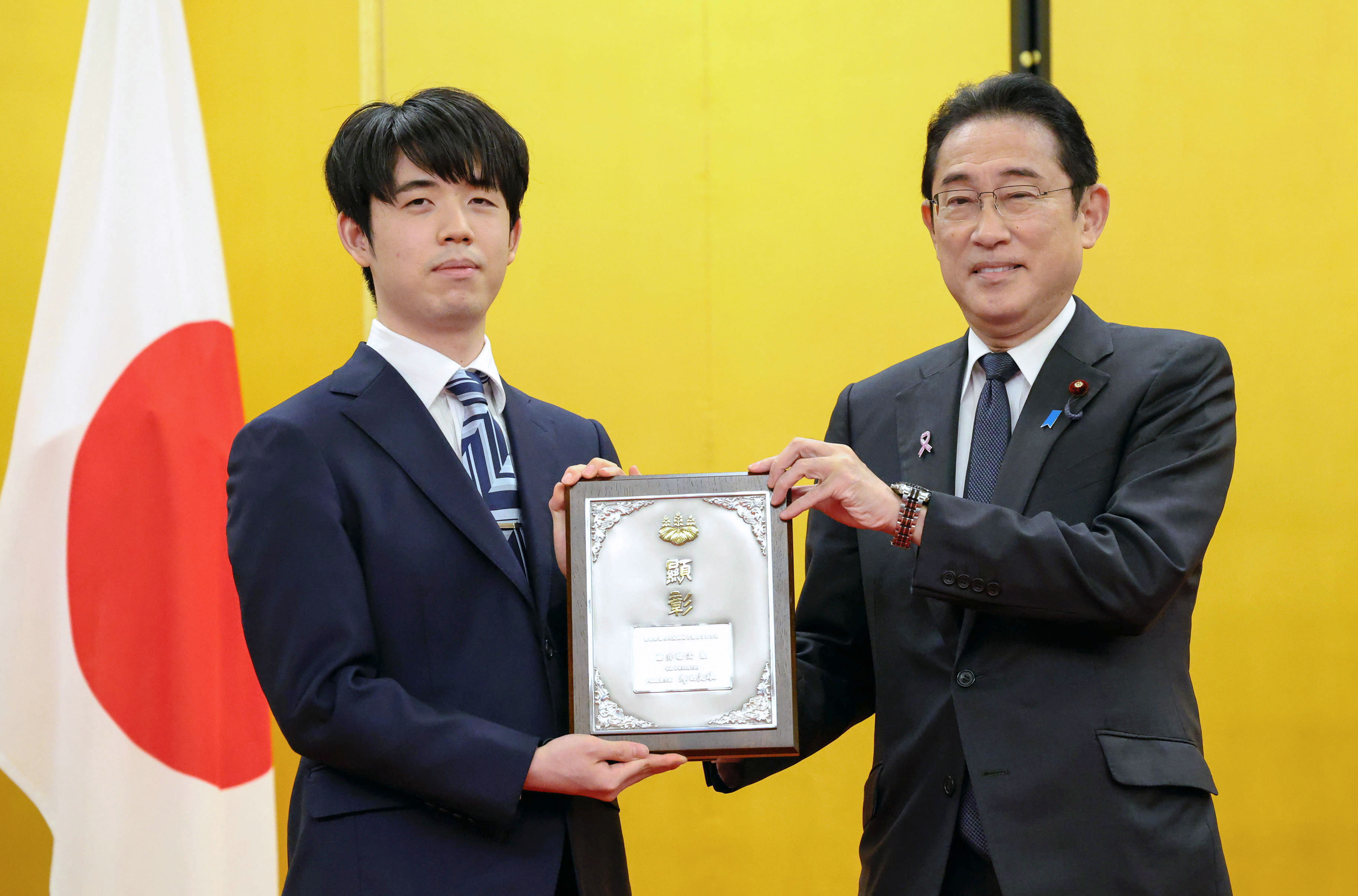 内閣総理大臣顕彰記念メダル フォト】藤井八冠、岸田首相に「大盤解説」 内閣総理大臣顕彰（写真