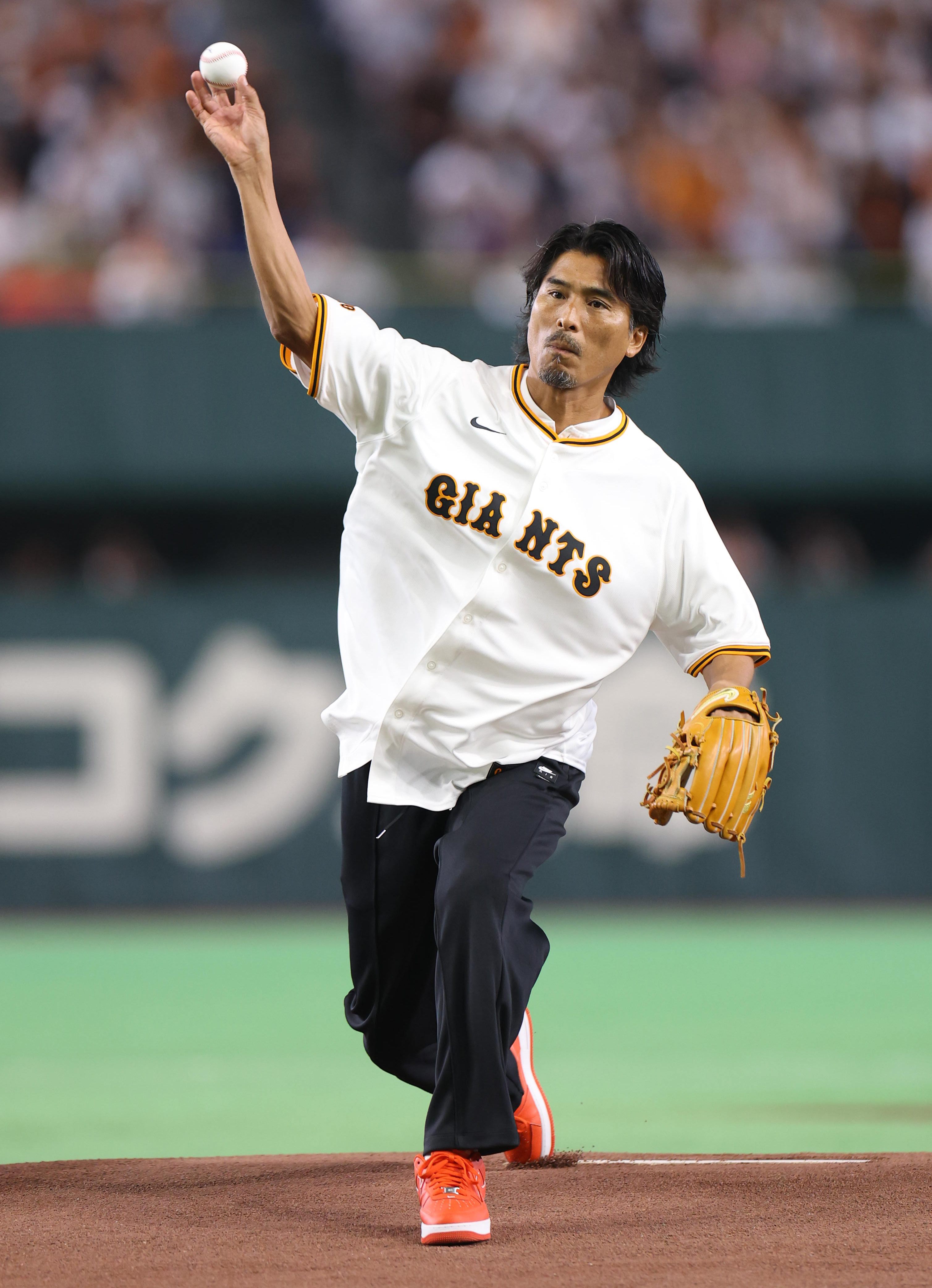 元サッカー日本代表・中澤佑二氏、巨人戦でセレモニアルピッチ 「これ