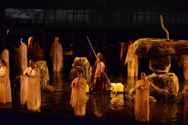 善悪二分しない仏教的世界観 ギリシャ悲劇で表現 仏アビニョン演劇祭